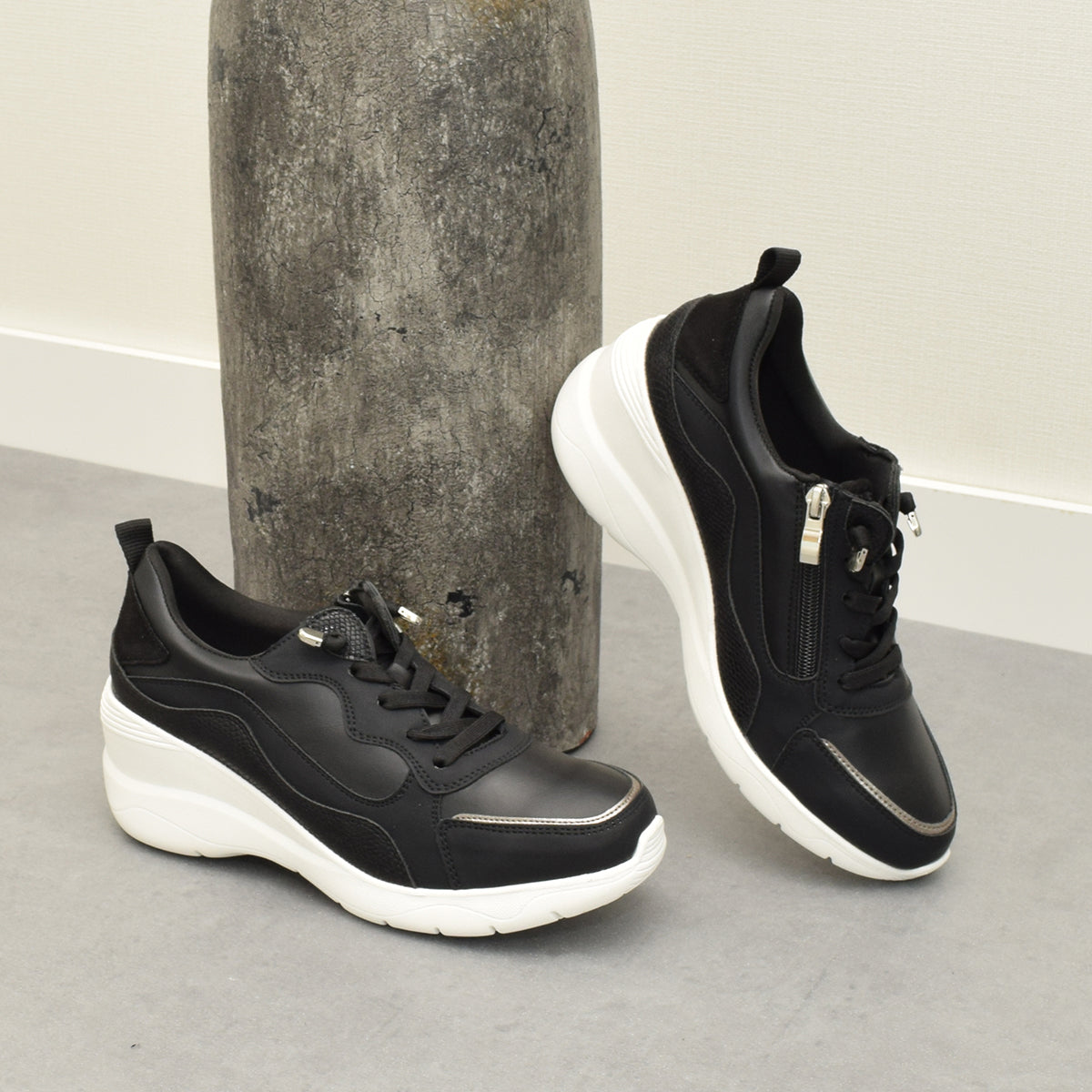 ラウンドアバウト Round About ヒールアップスニーカー (ブラックコンビ) ブラックコンビ