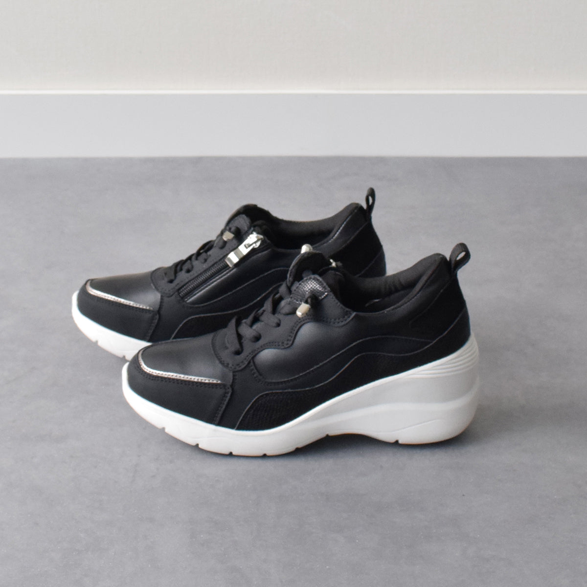 ラウンドアバウト Round About ヒールアップスニーカー (ブラックコンビ) ブラックコンビ