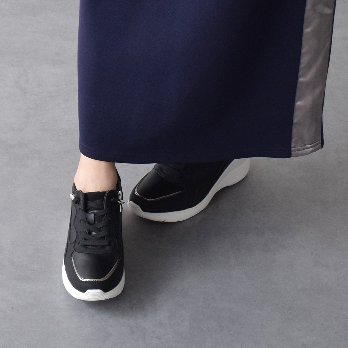 ラウンドアバウト Round About ヒールアップスニーカー (ブラックコンビ) ブラックコンビ