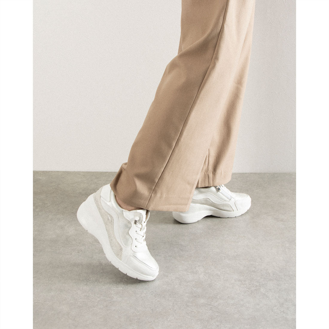 ラウンドアバウト Round About ヒールアップスニーカー (ブラックコンビ) ブラックコンビ