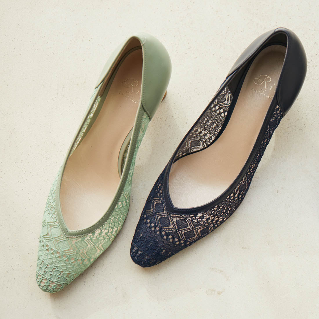 Vカットレースパンプス