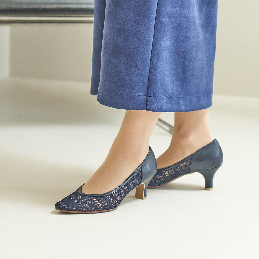 Vカットレースパンプス