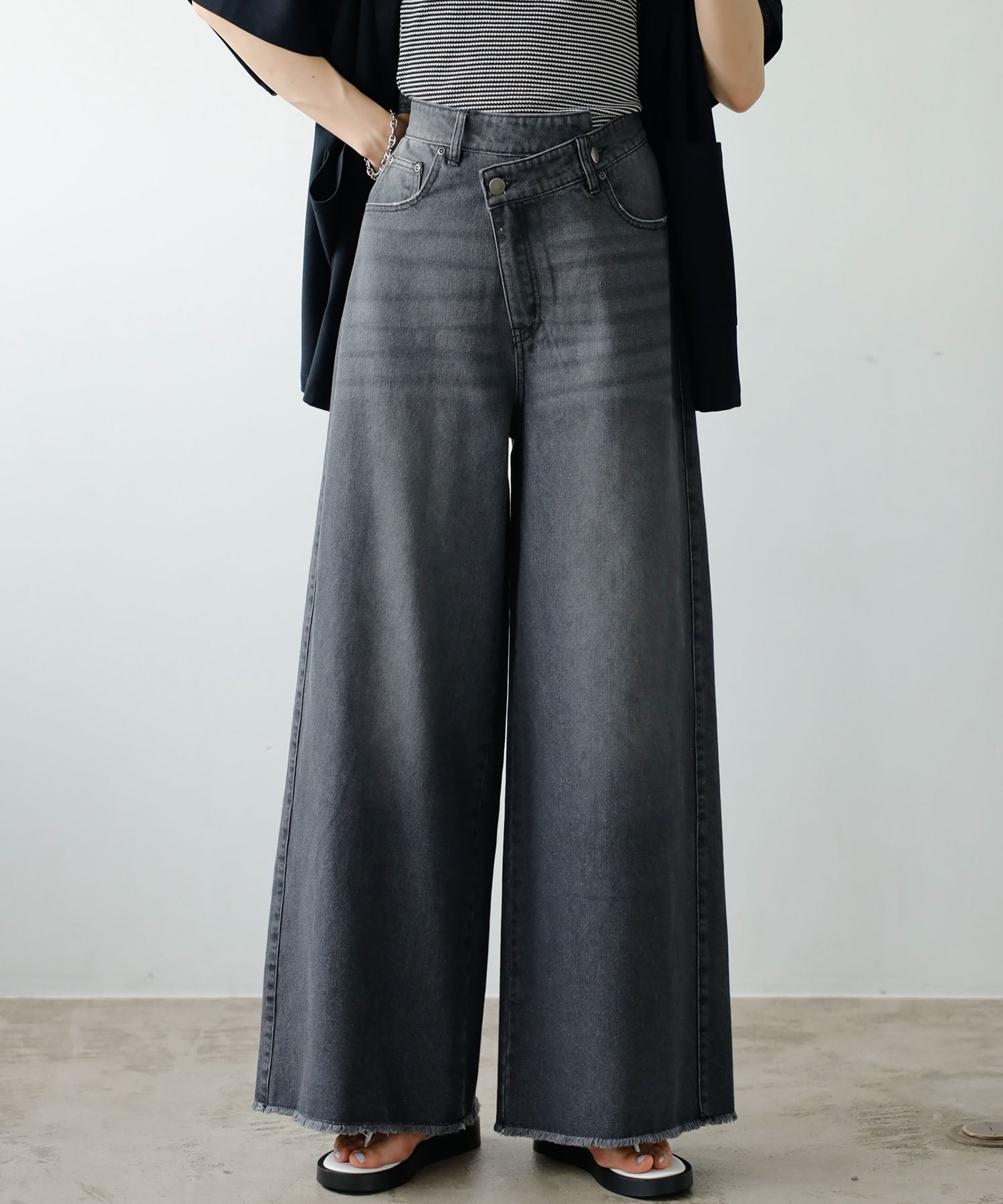 ジーラ GeeRA ウエストデザインデニムバギーパンツ (グレー) ブラック