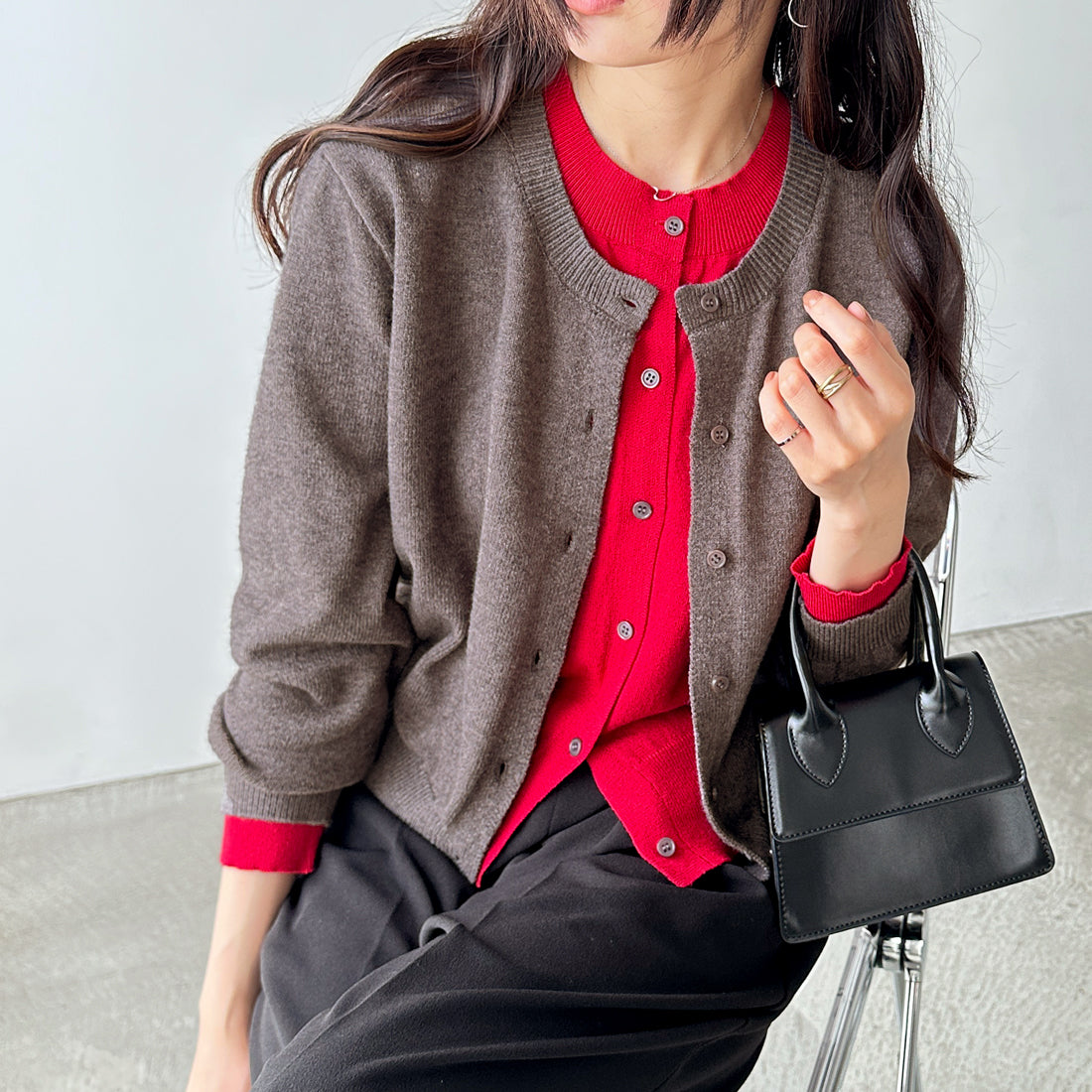 ジーラ GeeRA フェイクレイヤードクルーネックカーデ (チャコール×レッド) チャコール×レッド