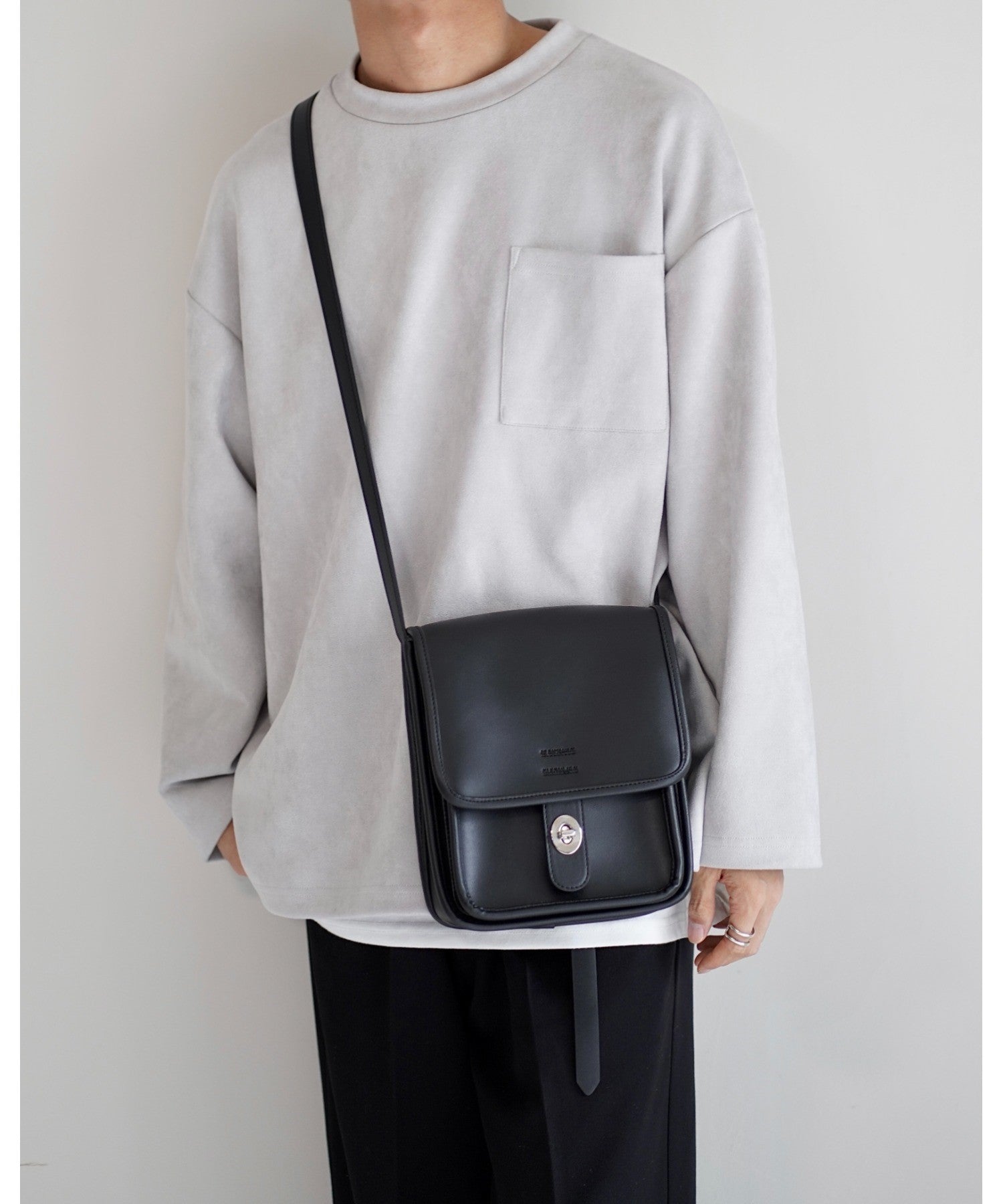 【人気急上昇中】【★人気カラー】リネーム Rename フロントバックルショルダーバッグ (ブラック) BK