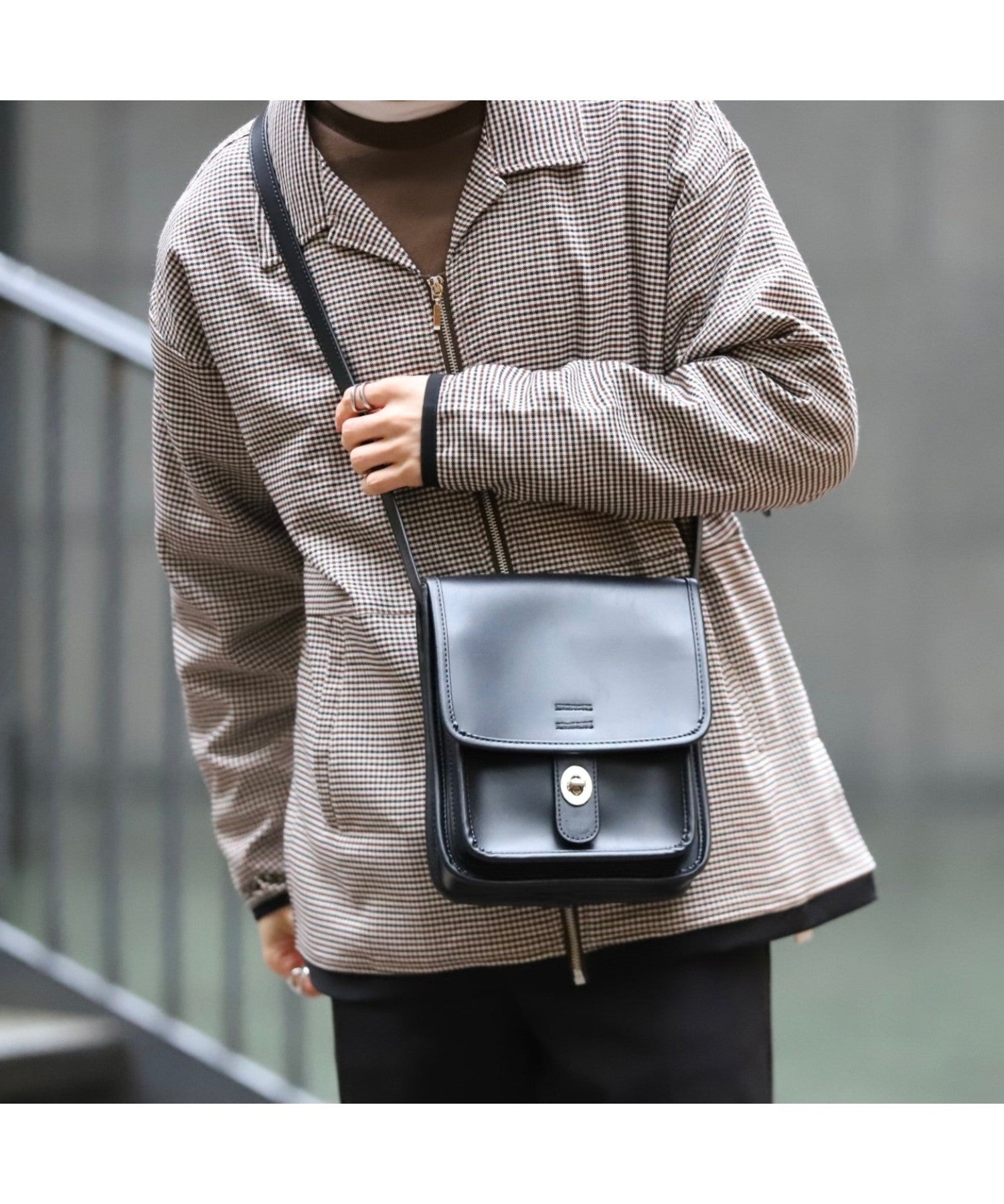 【人気急上昇中】【★人気カラー】リネーム Rename フロントバックルショルダーバッグ (ブラック) BK