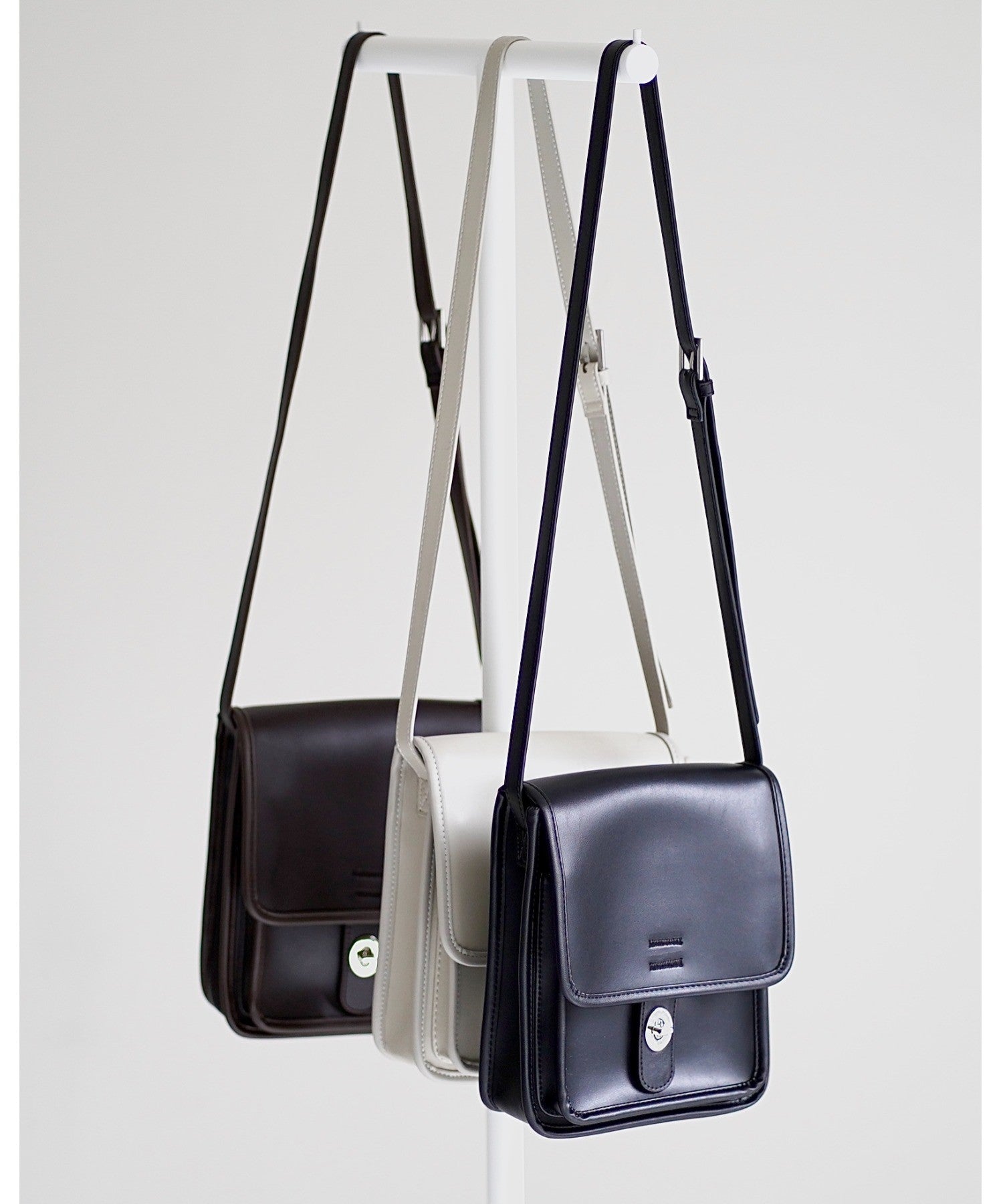 【人気急上昇中】【★人気カラー】リネーム Rename フロントバックルショルダーバッグ (ブラック) BK