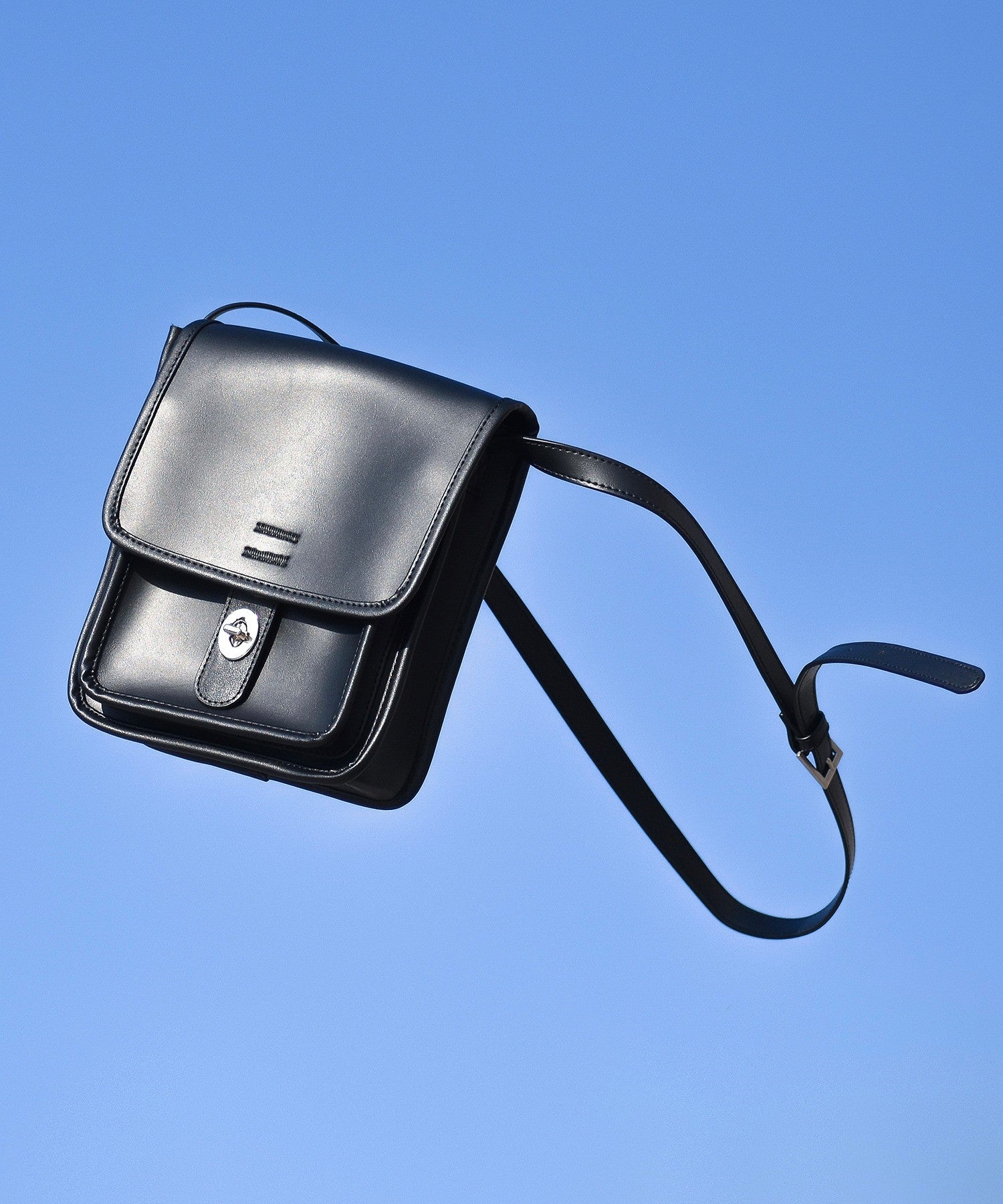 【人気急上昇中】【★人気カラー】リネーム Rename フロントバックルショルダーバッグ (ブラック) BK