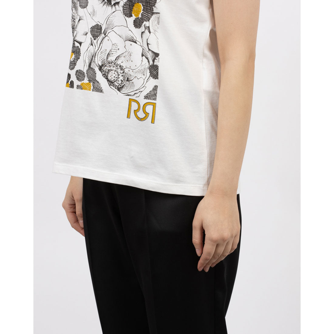 リナシメント RINASCIMENTO ビジューフラワーTシャツ