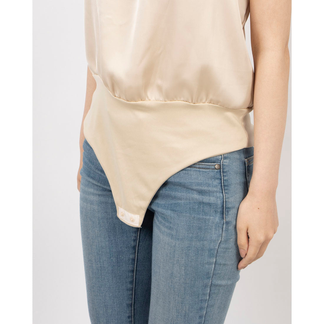 リナシメント RINASCIMENTO タンガ付サテンアメスリトップス (Beige Chiaro) Beige Chiaro