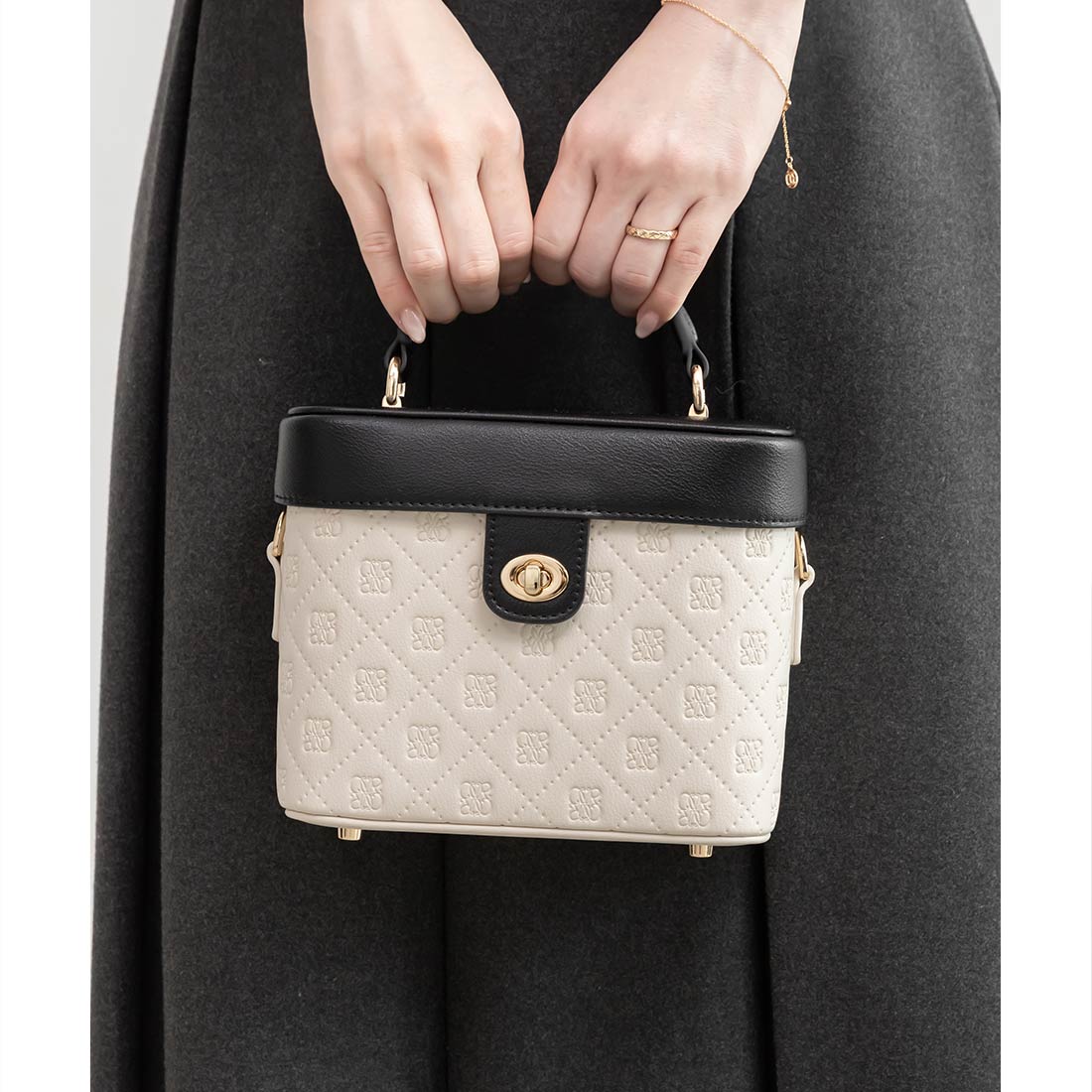 ランダ RANDA 2WAY 型押しデザインバニティバッグ (IVORY) IVORY