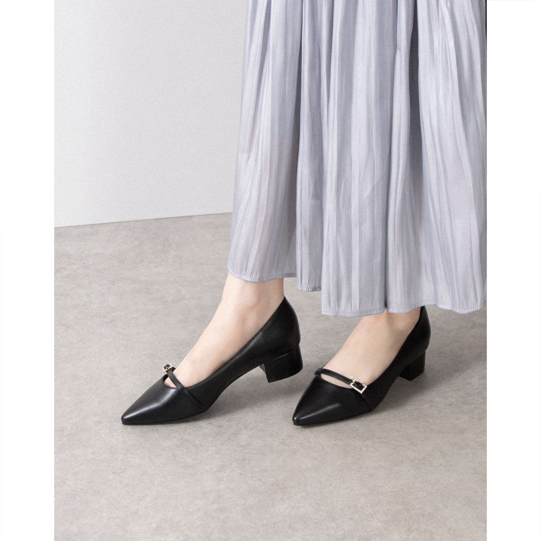 ランダ RANDA ビジューバックル ポインテッドトゥパンプス