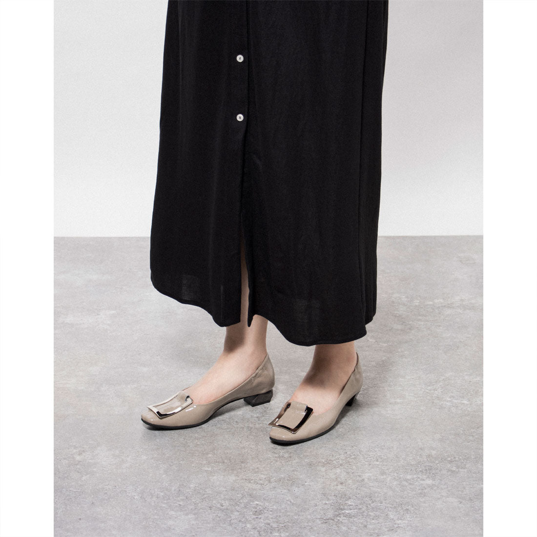 ラボ キゴシ ワークス RABOKIGOSHI works フラット本革スクエアトウバックル付きパンプス (サンド) サンド