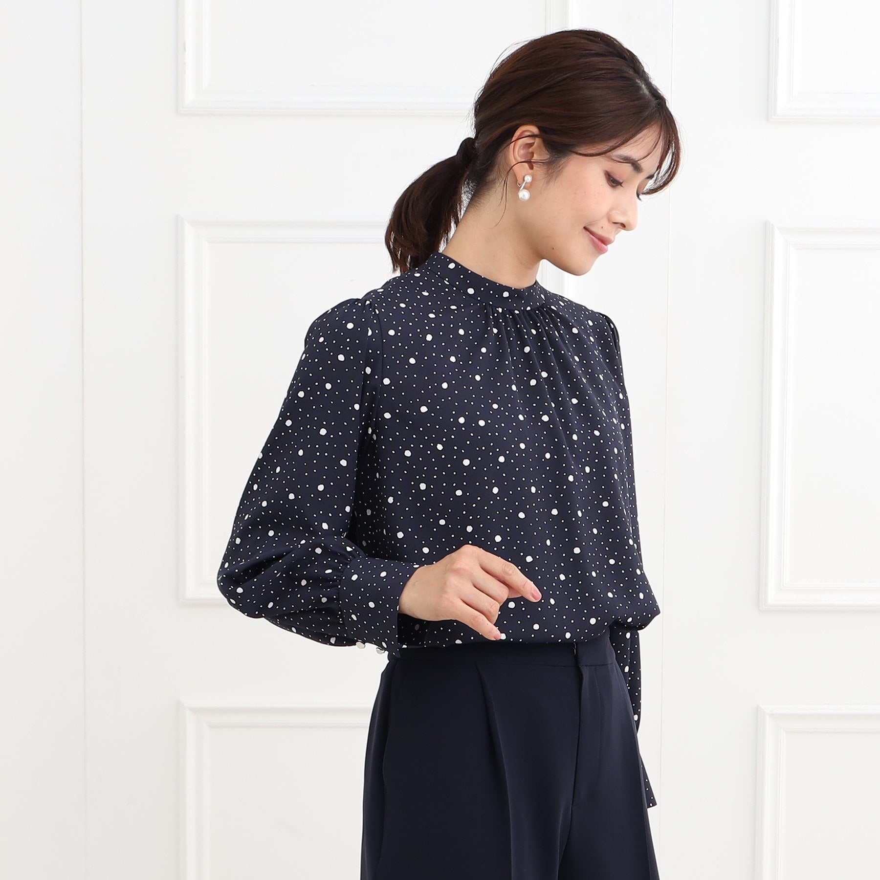 リフレクト Reflect 【フォーマル/入卒/ママスーツ/マシンウォッシュ可】ドットプリントブラウス (オフホワイト(103)) オフホワイト(103)