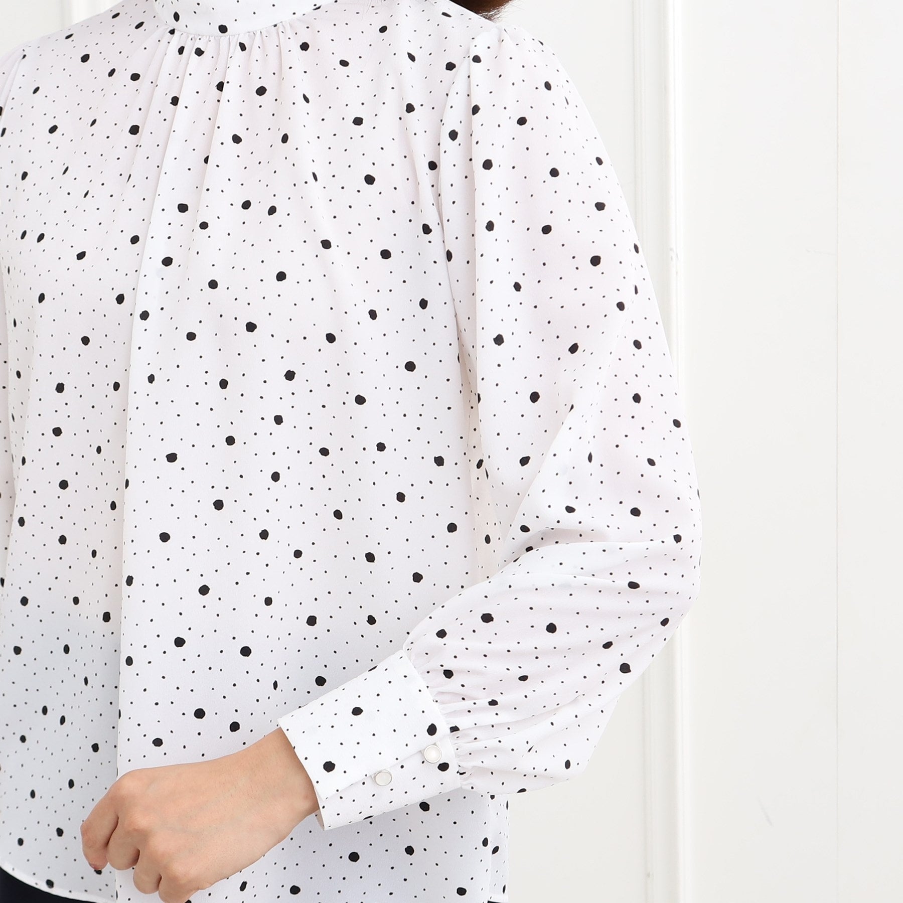 リフレクト Reflect 【フォーマル/入卒/ママスーツ/マシンウォッシュ可】ドットプリントブラウス (オフホワイト(103)) オフホワイト(103)