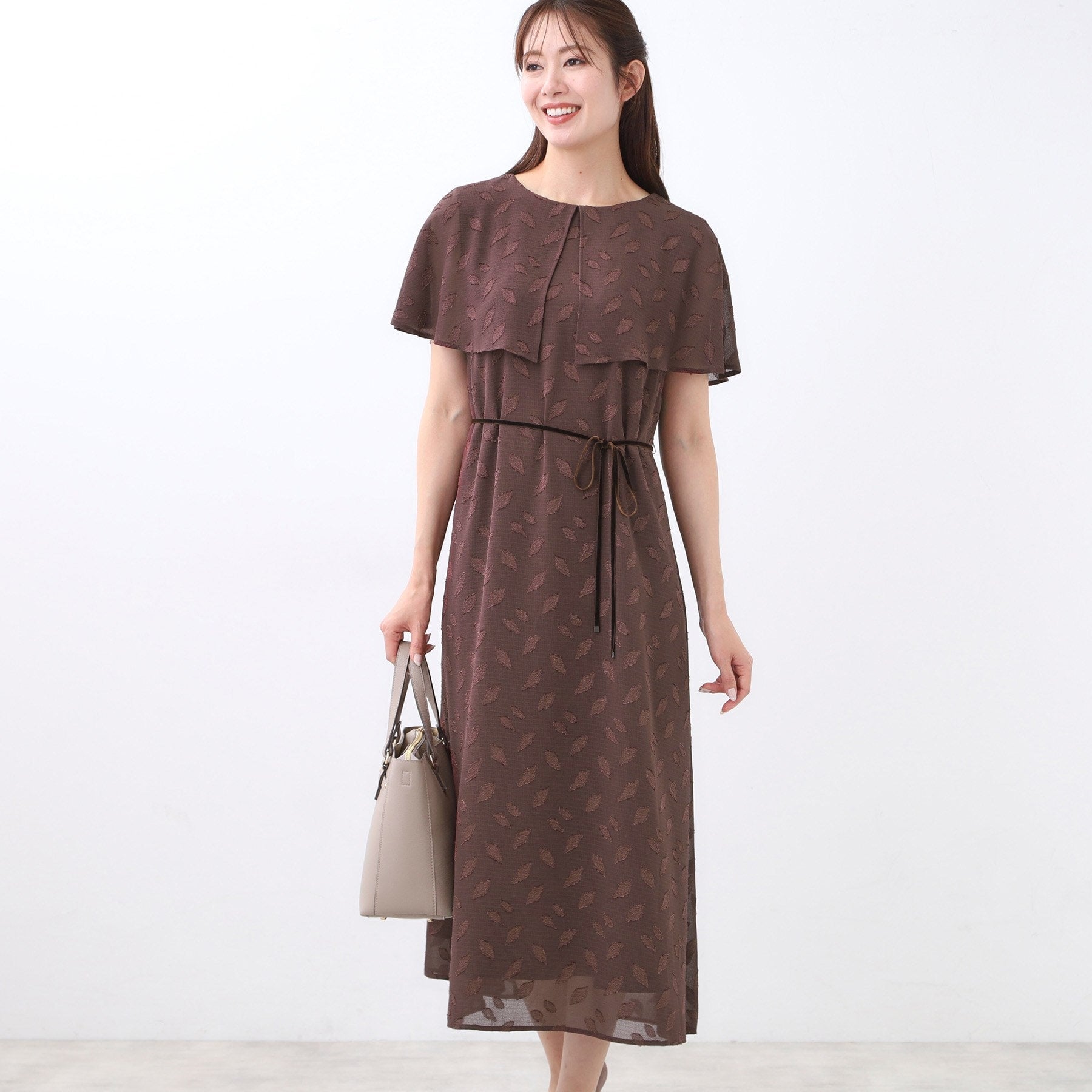 リフレクト Reflect 【撥水/二の腕カバー/付属リボン付き】ケープデザインノースリーブワンピース (ブラウン(443)) ブラウン(443)