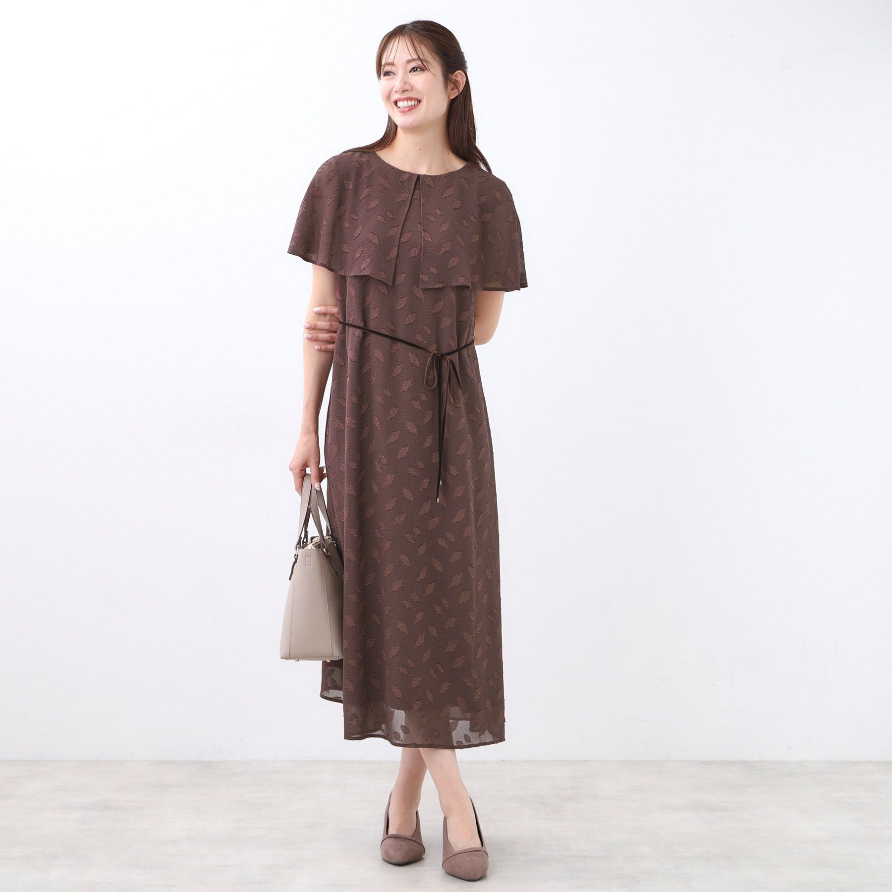 リフレクト Reflect 【撥水/二の腕カバー/付属リボン付き】ケープデザインノースリーブワンピース (ブラウン(443)) ブラウン(443)