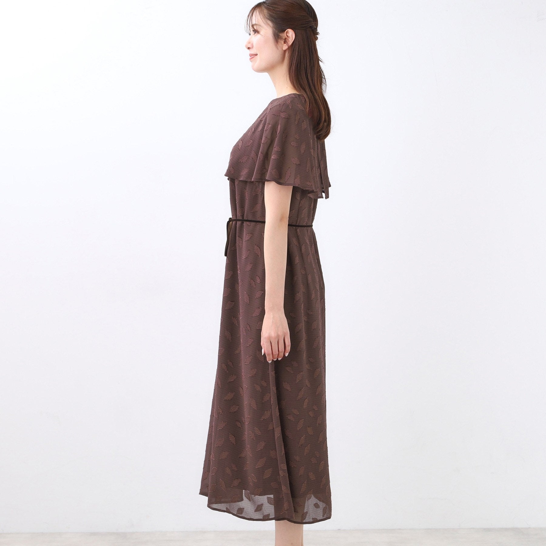 リフレクト Reflect 【撥水/二の腕カバー/付属リボン付き】ケープデザインノースリーブワンピース (ブラウン(443)) ブラウン(443)