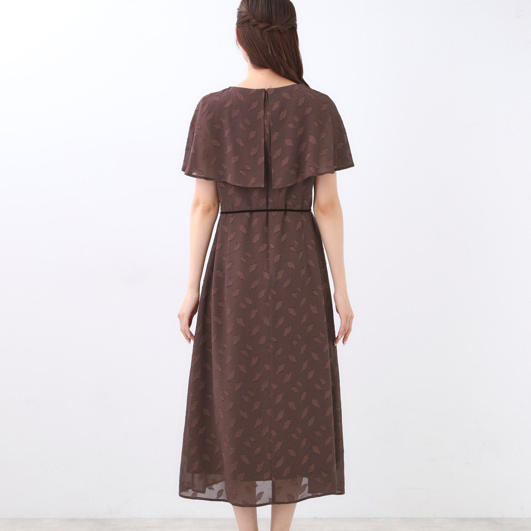 リフレクト Reflect 【撥水/二の腕カバー/付属リボン付き】ケープデザインノースリーブワンピース (ブラウン(443)) ブラウン(443)