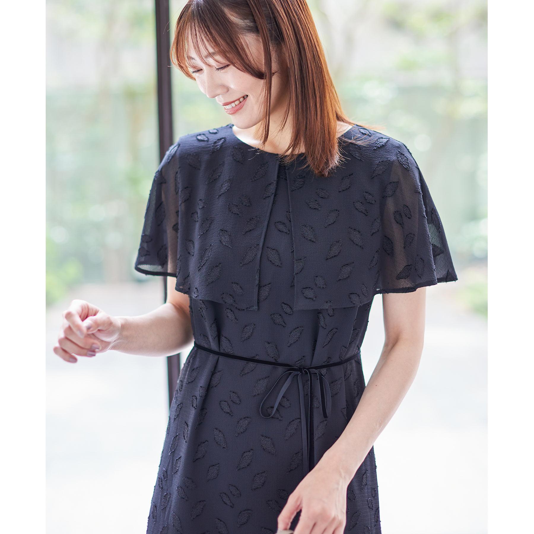 リフレクト Reflect 【撥水/二の腕カバー/付属リボン付き】ケープデザインノースリーブワンピース (ブラウン(443)) ブラウン(443)