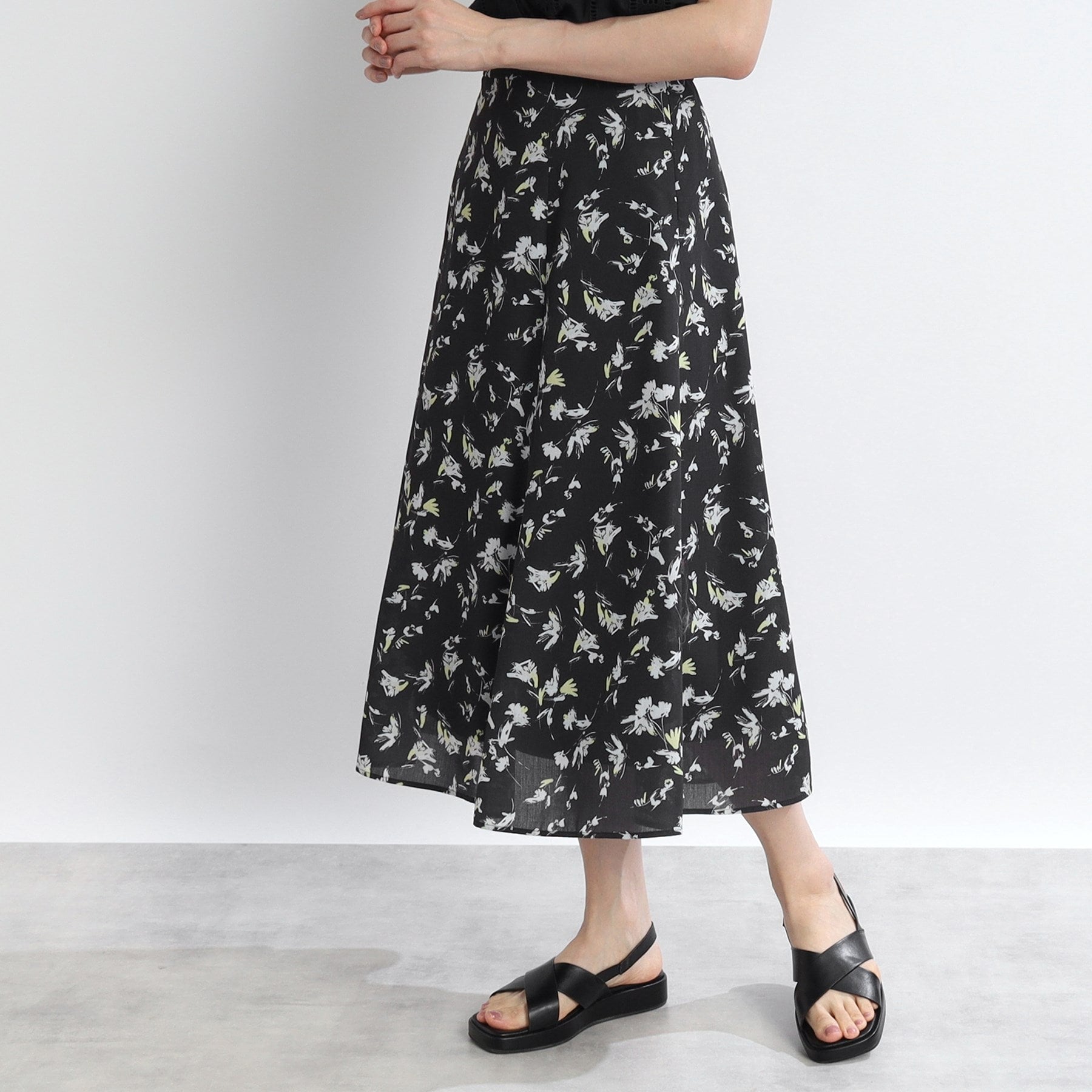 リフレクト Reflect 【マシンウォッシュ可】フラワー柄フレアスカート (ブラック(119)) ブラック(119)
