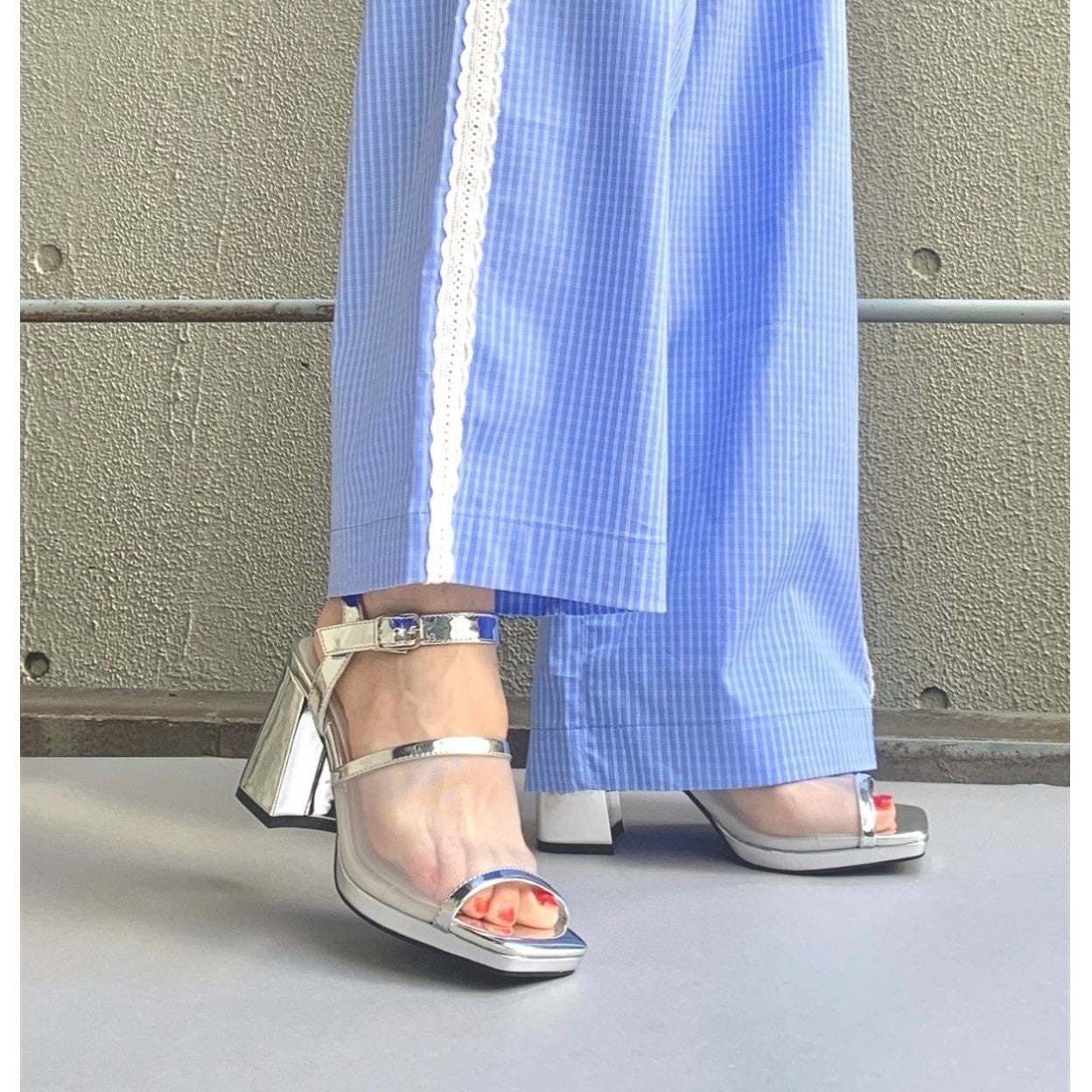 アールアンドイー R&E 【25SS新作】【R&E】チュールカバーストラップスクエアトゥサンダル (シルバー) シルバー