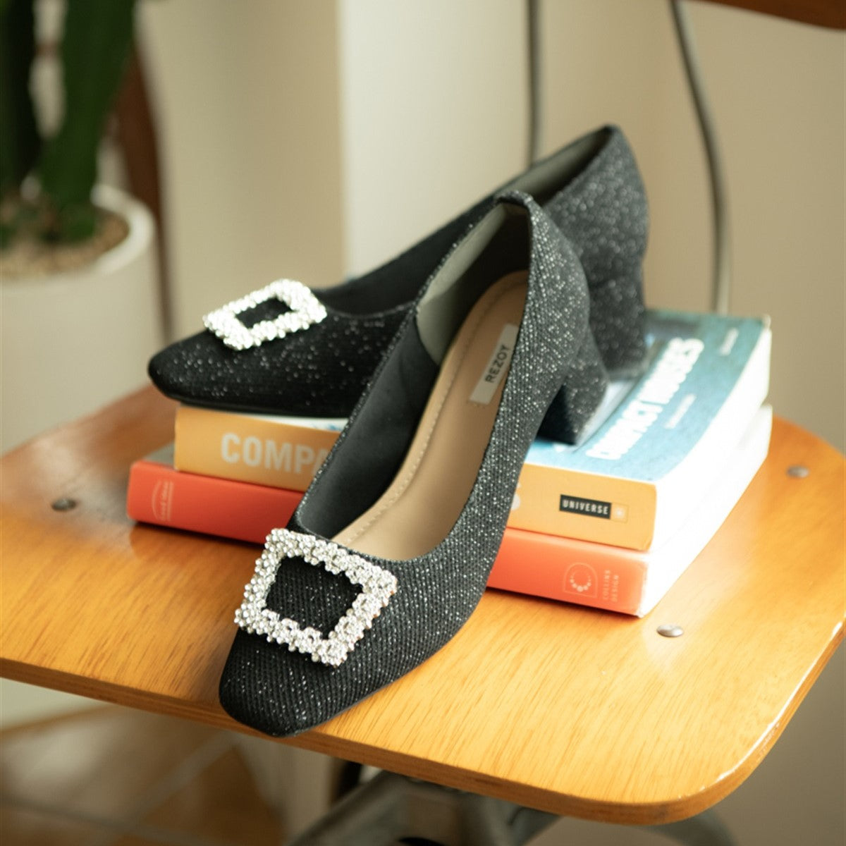 リゾイ REZOY 【2025AW新作】【REZOY】ビジューバックルスクエアトゥパンプス (ブラック) ブラック