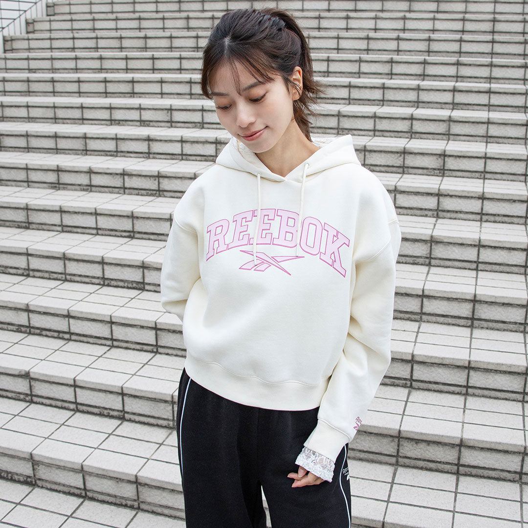 バーシティー ロゴ フーディー / SHEKIRA VARSITY HOODY (チョーク) チョーク