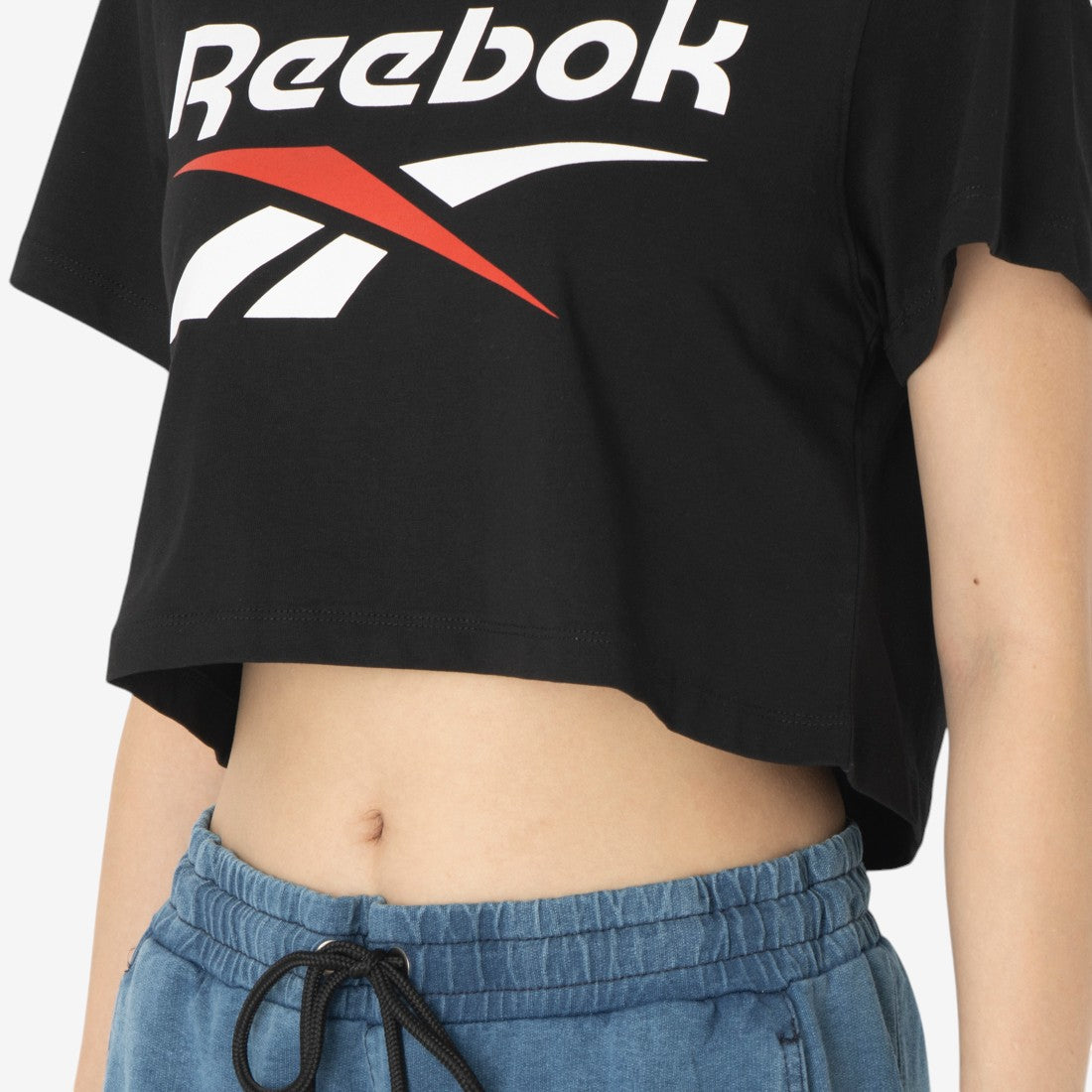 2カラーロゴ クロップド Tシャツ / SADIE 2 COLOUR LOGO CRW CROPPED SS TEE (ブラック) ブラック
