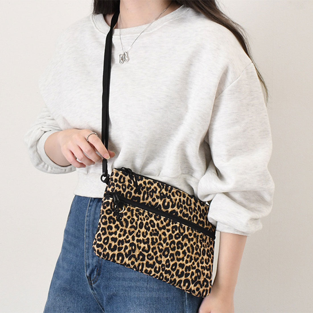 リアルスタイル REAL STYLE サコッシュ ショルダーバッグ レディース メンズ ポシェット 軽量 軽い 小さい 斜めがけ ポーチ おしゃれ スリム 撥水 カジュアル 大人 (レオパード) レオパード