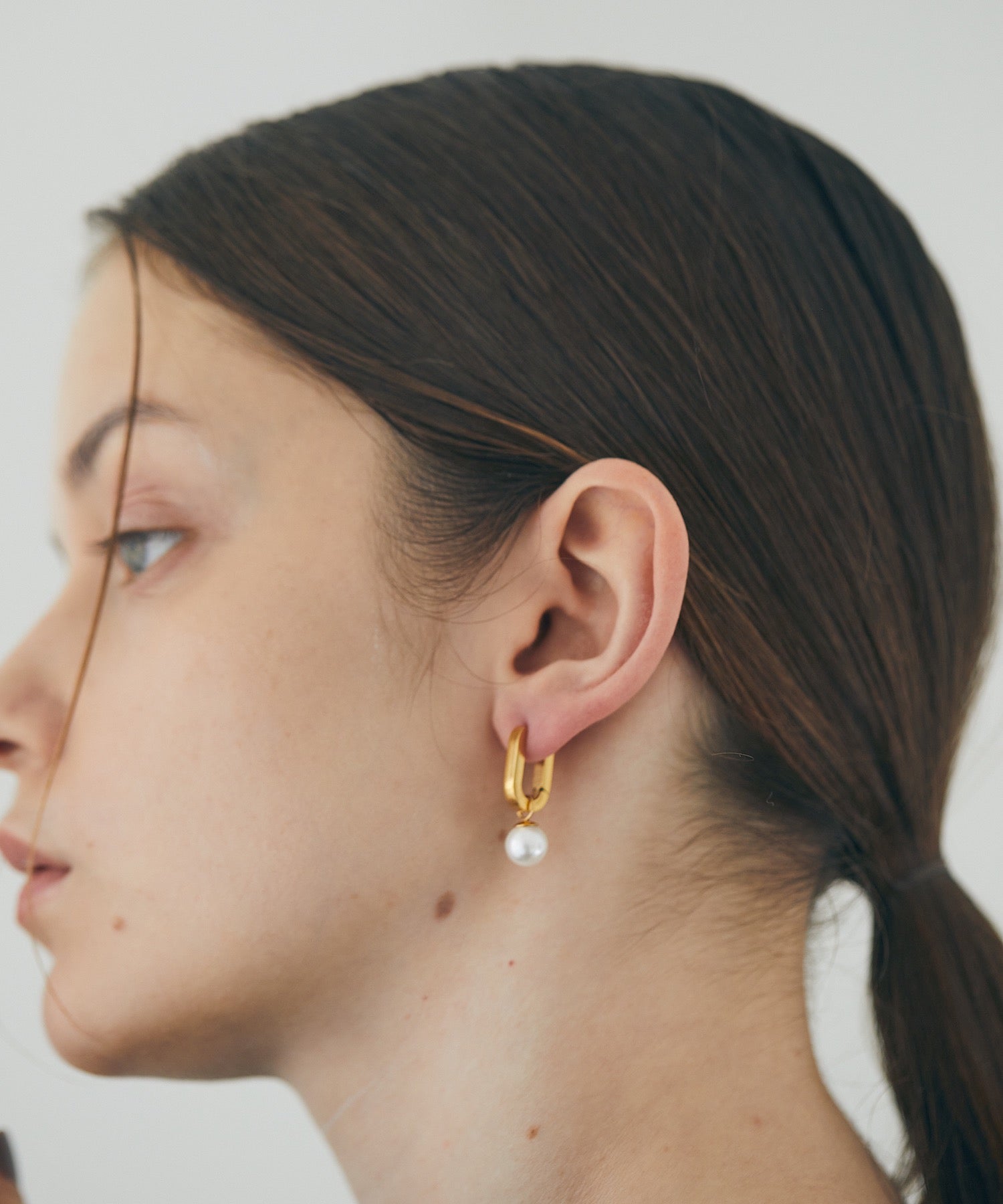 エーアールエムジー ar/mg enough パールモチーフ付きピアス (ゴールド) ゴールド