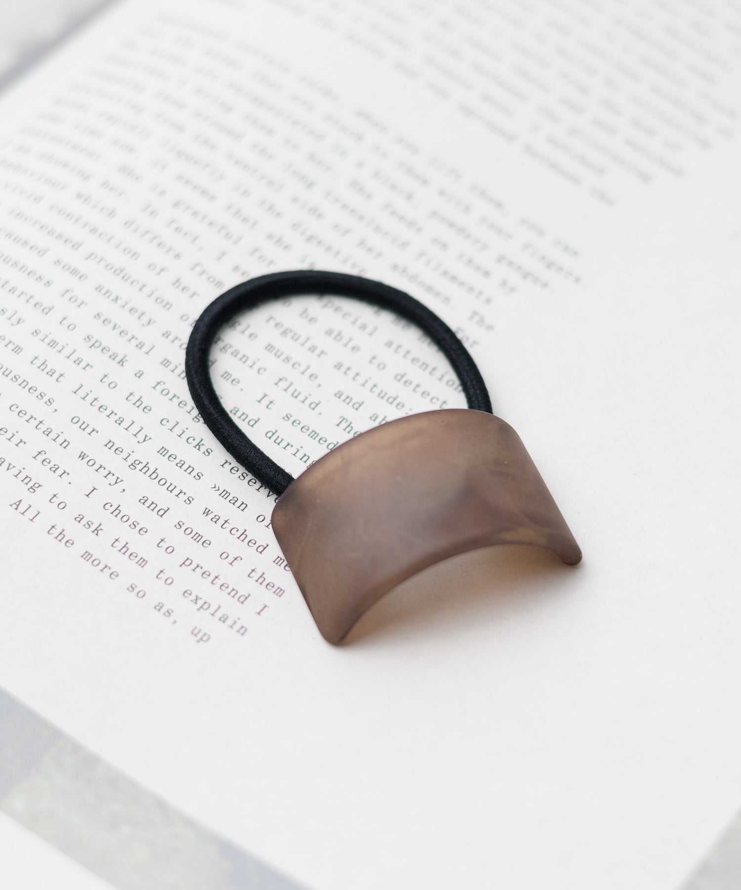 エーアールエムジー ar/mg マーブルプレートヘアゴム (ブラウン) ブラウン