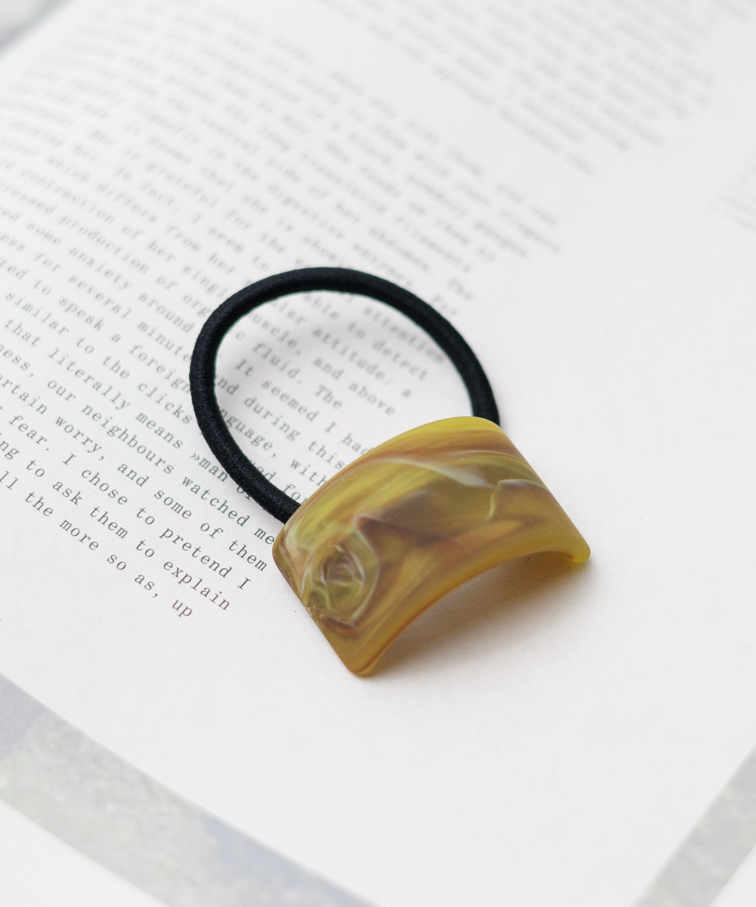 エーアールエムジー ar/mg マーブルプレートヘアゴム (カーキ) カーキ