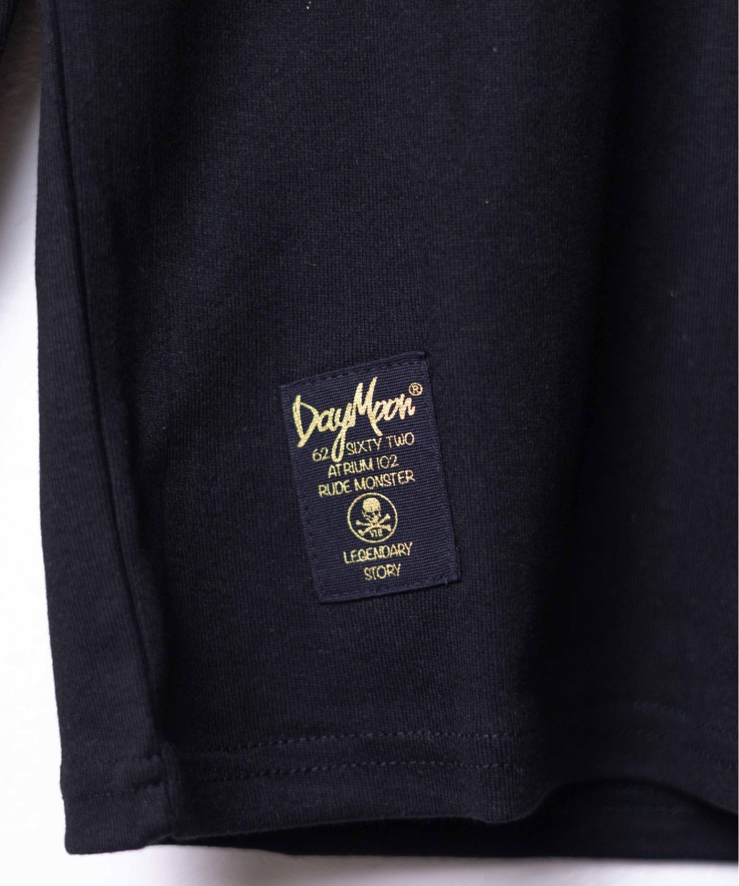 エーアールエムジー ar/mg 【Day Moon】バックプリントVネックL/S-T (ブラック) ブラック