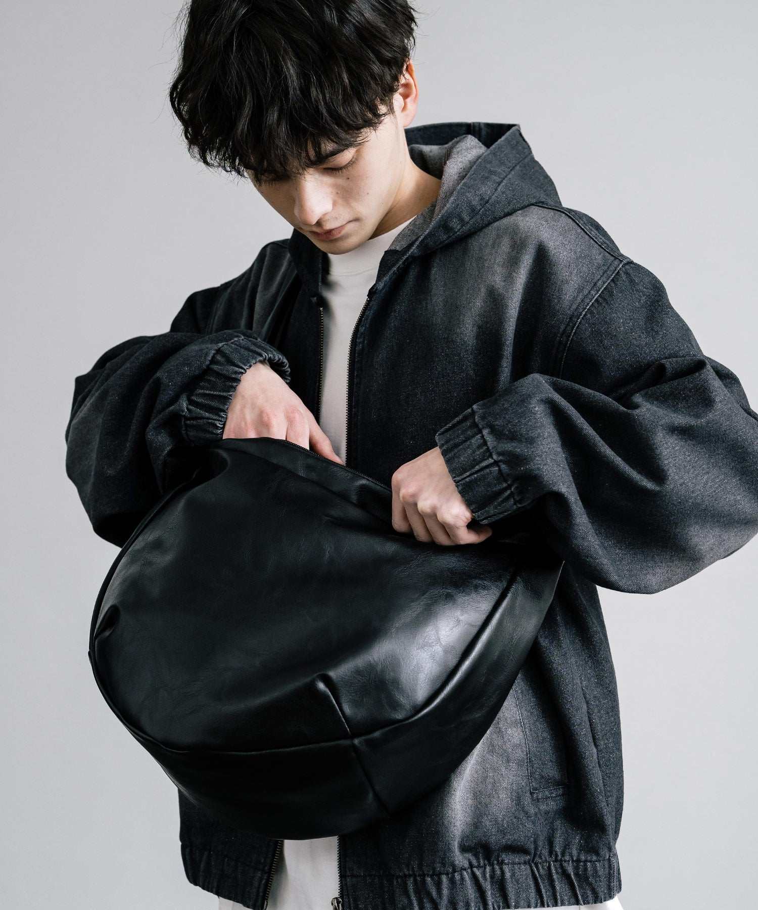 ロッキーモンロー Rocky Monroe 肩背包 PU 男士 女士 合成皮革 人造皮革 體包 斜背 肩背 A4 素色 簡約 旅行 休閒 乾淨利落 14290