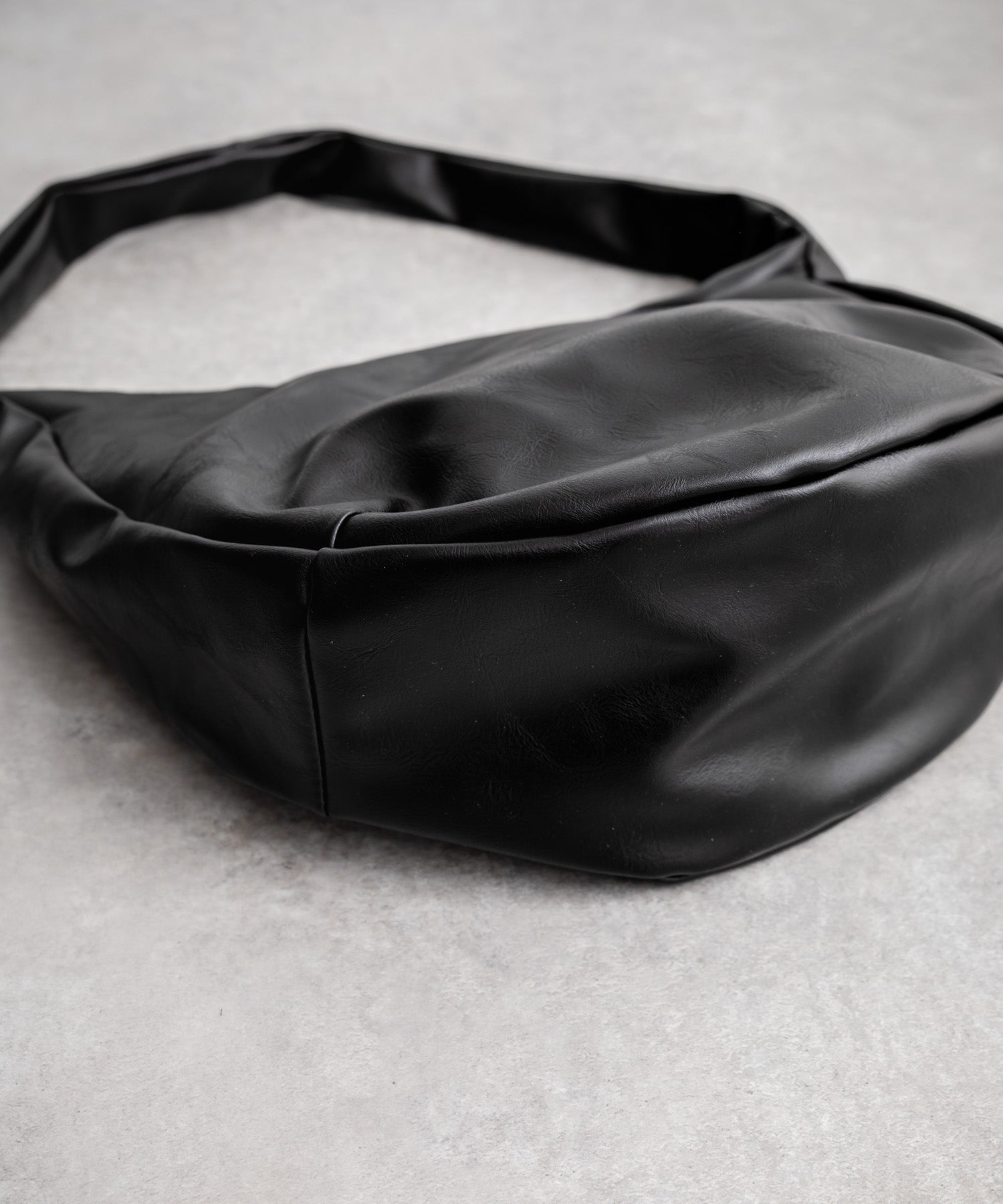 ロッキーモンロー Rocky Monroe 肩背包 PU 男士 女士 合成皮革 人造皮革 體包 斜背 肩背 A4 素色 簡約 旅行 休閒 乾淨利落 14290