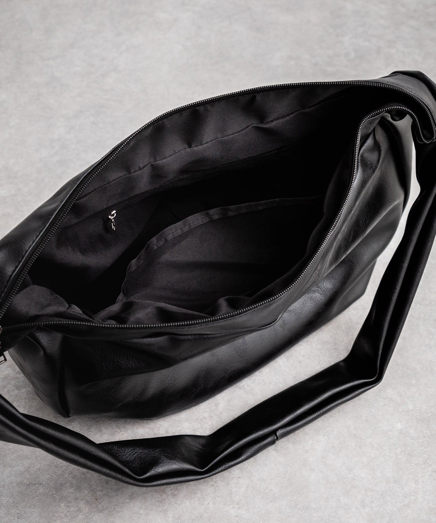 ロッキーモンロー Rocky Monroe 肩背包 PU 男士 女士 合成皮革 人造皮革 體包 斜背 肩背 A4 素色 簡約 旅行 休閒 乾淨利落 14290