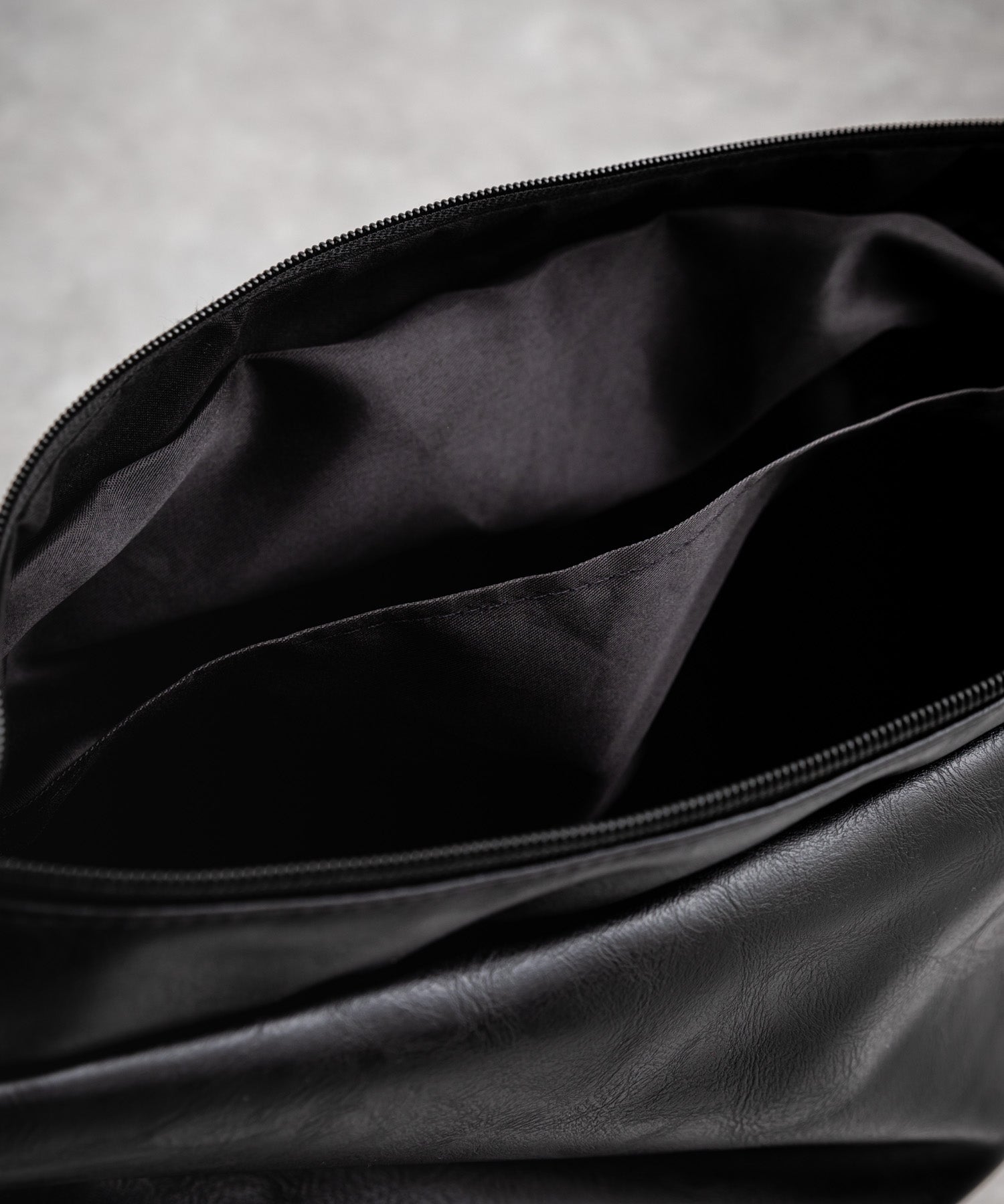 ロッキーモンロー Rocky Monroe 肩背包 PU 男士 女士 合成皮革 人造皮革 體包 斜背 肩背 A4 素色 簡約 旅行 休閒 乾淨利落 14290