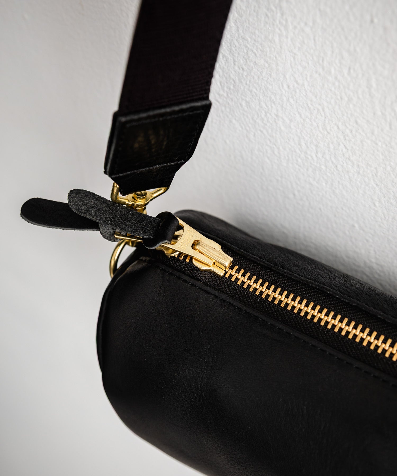 ロッキーモンロー Rocky Monroe ショルダーバッグ レザー 牛革 メンズ レディース 軽量 オイルレザー 姫路レザー 日本製 Butler Verner Sails JI-3001 15213 (ブラック) ブラック