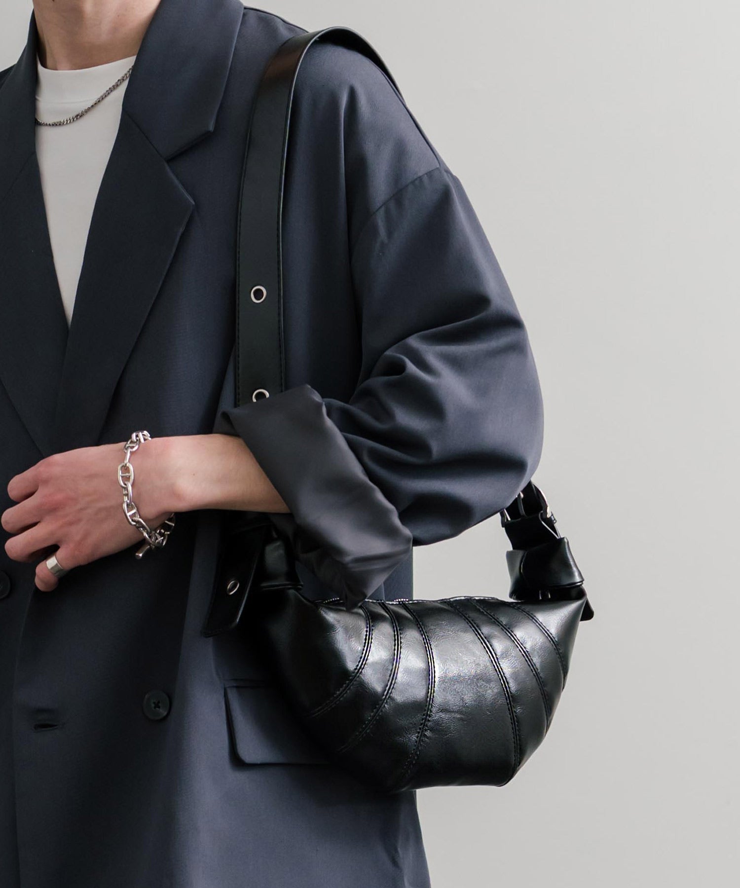 ロッキーモンロー Rocky Monroe ボディバッグ ショルダー クロワッサン型 無地 メンズ レディース ミニ サブ 肩掛け 斜め掛け 鞄 PUレザー 合成皮革 軽量 旅行 フェス 15510 (ブラック) ブラック