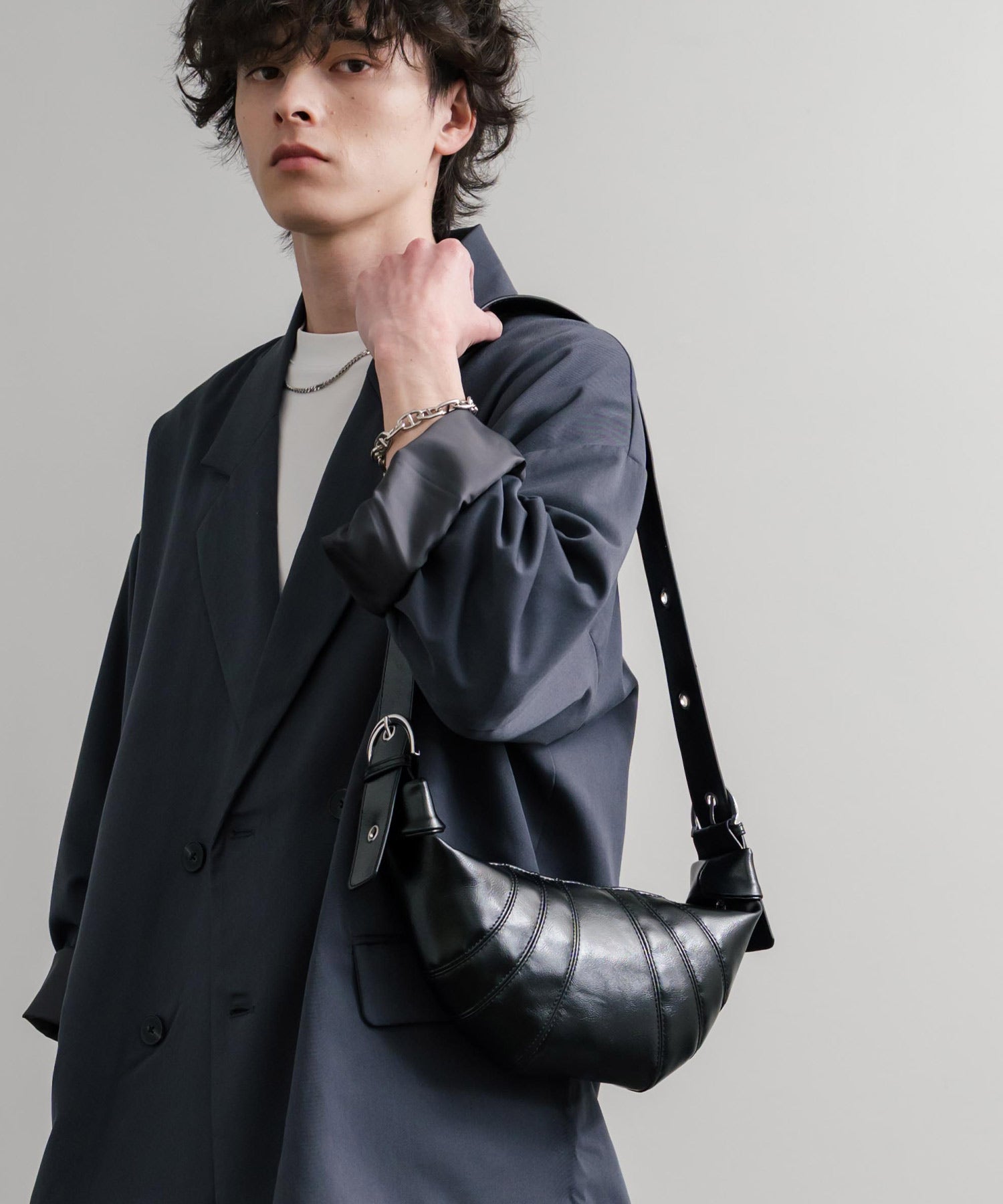 ロッキーモンロー Rocky Monroe ボディバッグ ショルダー クロワッサン型 無地 メンズ レディース ミニ サブ 肩掛け 斜め掛け 鞄 PUレザー 合成皮革 軽量 旅行 フェス 15510 (ブラック) ブラック