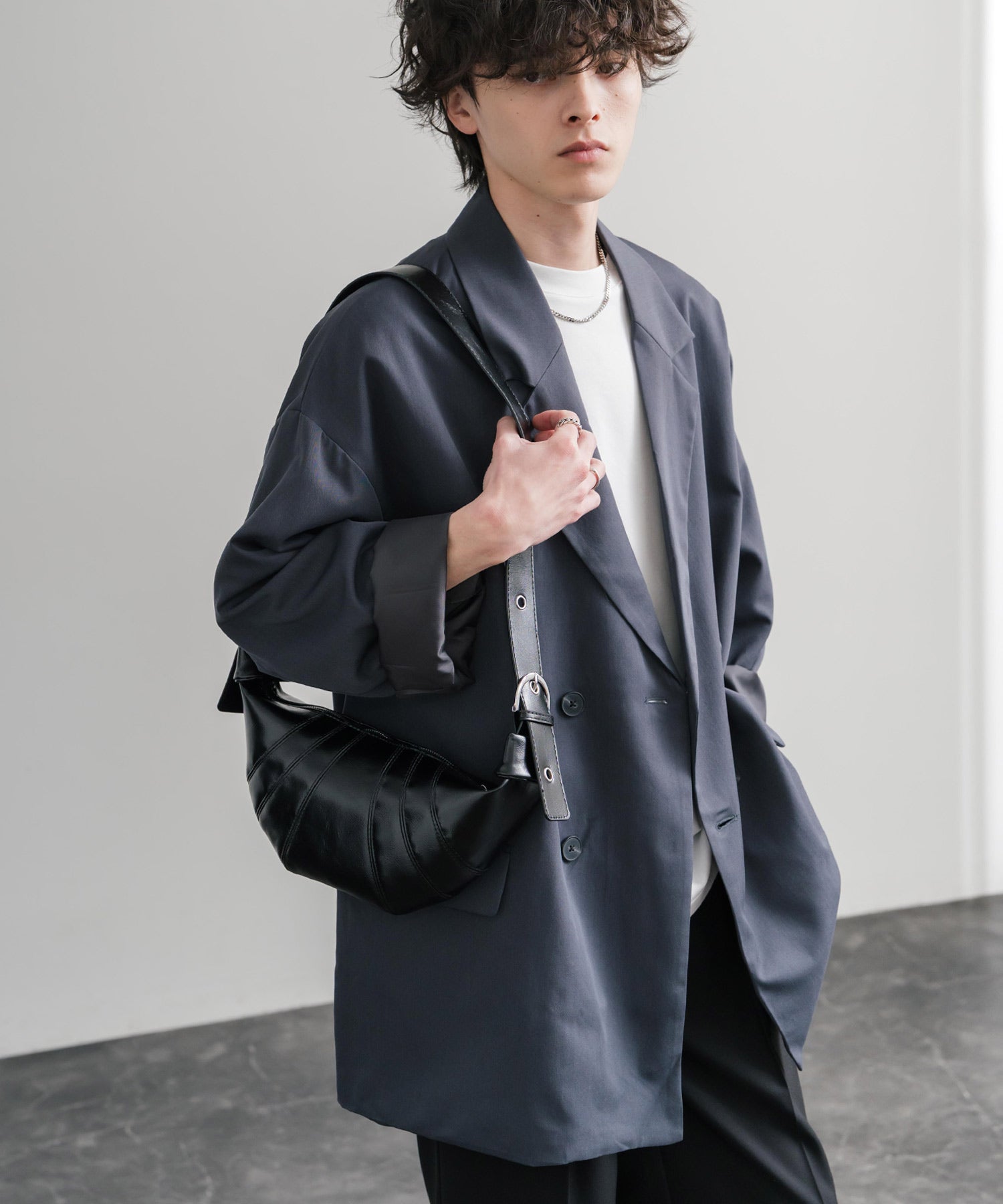 ロッキーモンロー Rocky Monroe ボディバッグ ショルダー クロワッサン型 無地 メンズ レディース ミニ サブ 肩掛け 斜め掛け 鞄 PUレザー 合成皮革 軽量 旅行 フェス 15510 (ブラック) ブラック