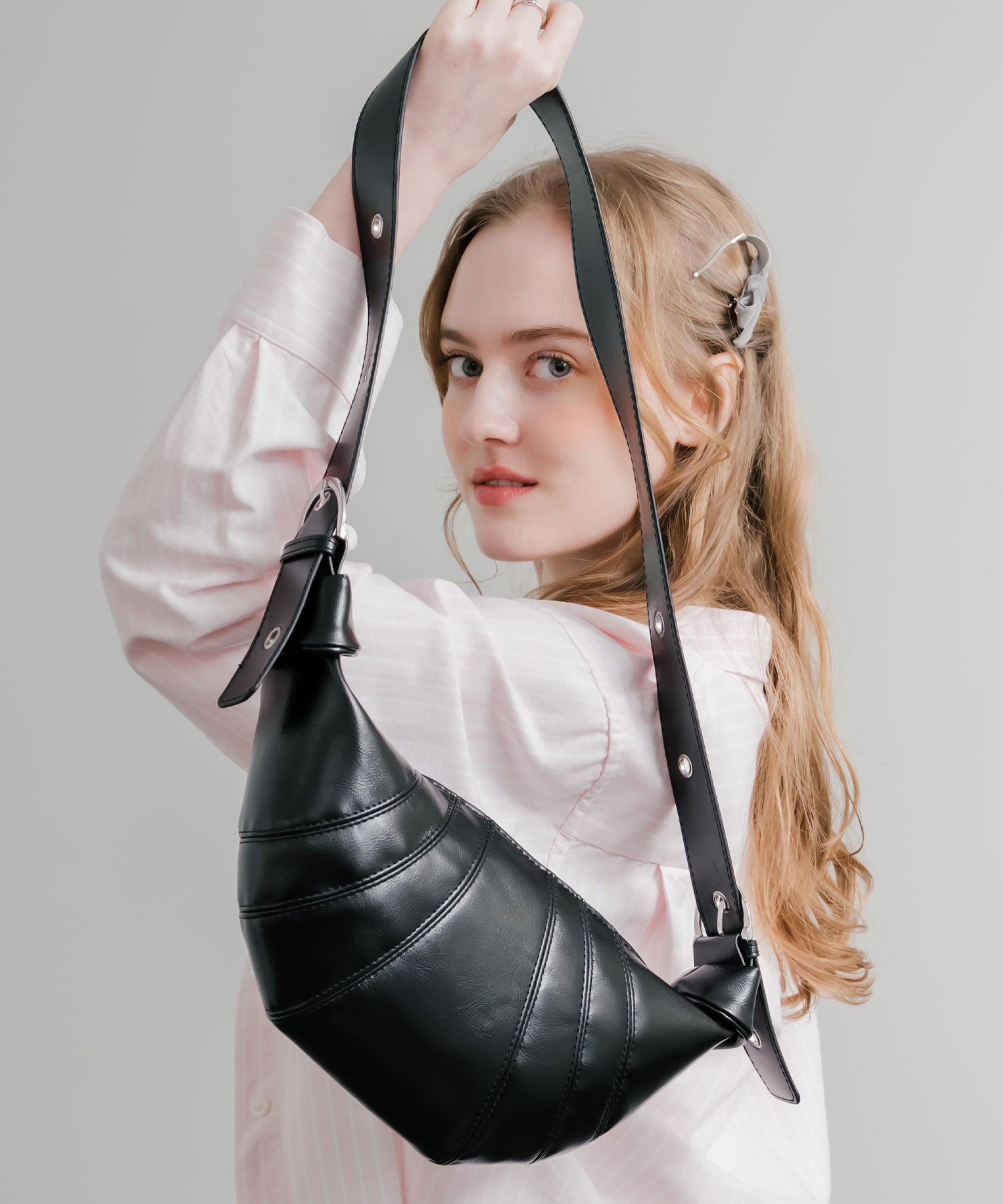 ロッキーモンロー Rocky Monroe ボディバッグ ショルダー クロワッサン型 無地 メンズ レディース ミニ サブ 肩掛け 斜め掛け 鞄 PUレザー 合成皮革 軽量 旅行 フェス 15510 (ブラック) ブラック