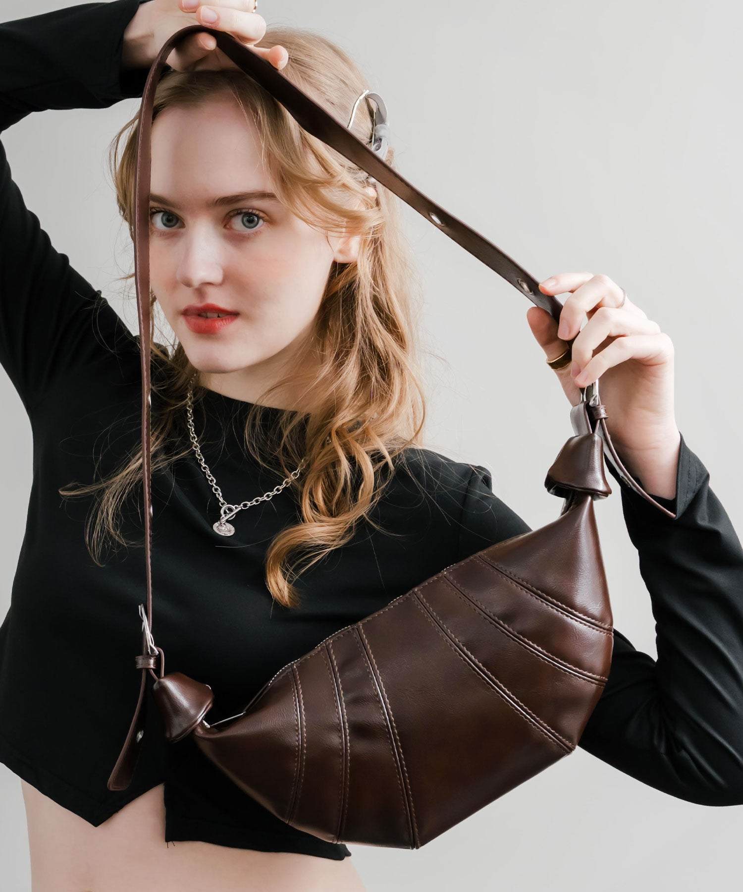 ロッキーモンロー Rocky Monroe ボディバッグ ショルダー クロワッサン型 無地 メンズ レディース ミニ サブ 肩掛け 斜め掛け 鞄 PUレザー 合成皮革 軽量 旅行 フェス 15510 (ブラック) ブラック