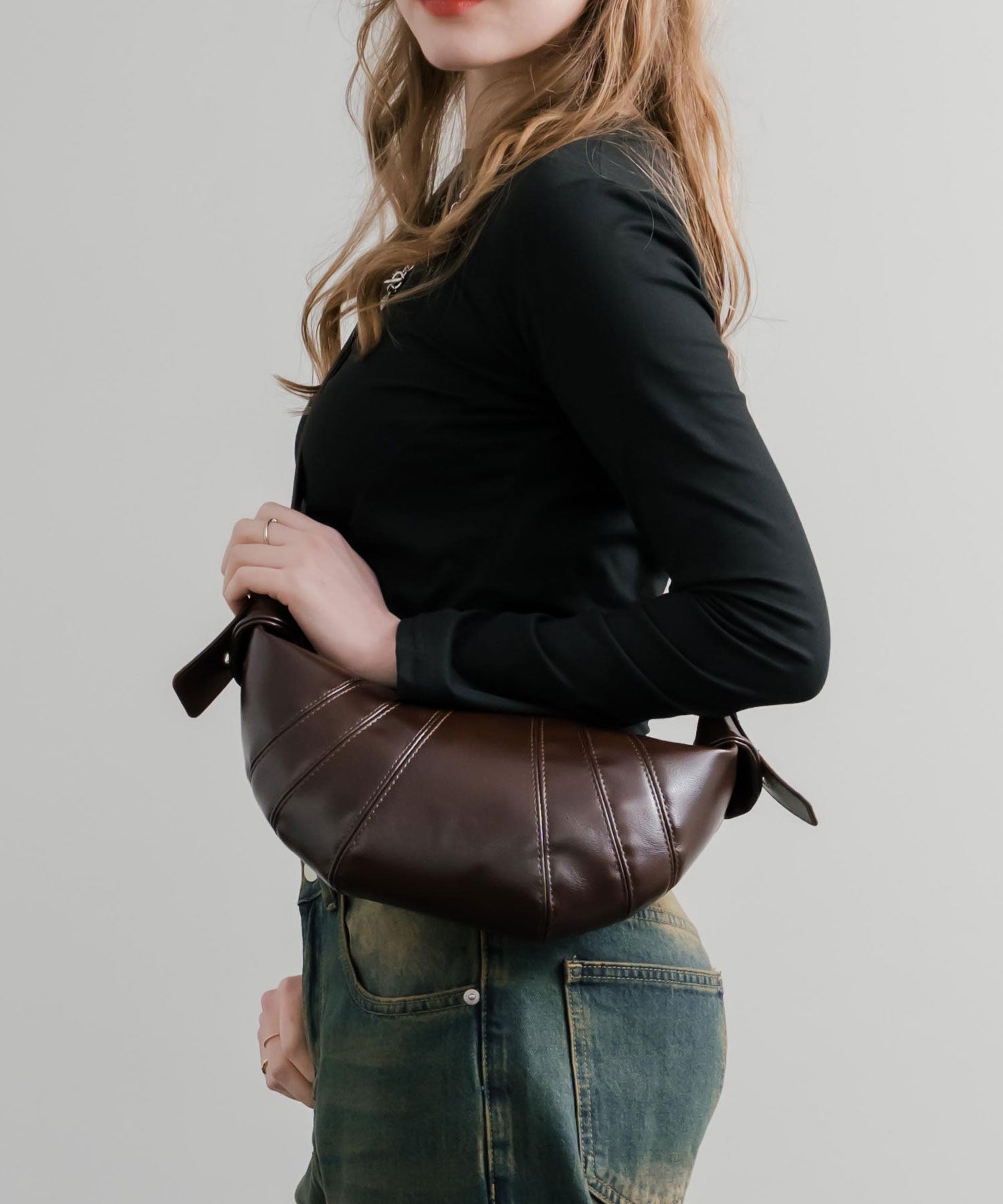 ロッキーモンロー Rocky Monroe ボディバッグ ショルダー クロワッサン型 無地 メンズ レディース ミニ サブ 肩掛け 斜め掛け 鞄 PUレザー 合成皮革 軽量 旅行 フェス 15510 (ブラック) ブラック