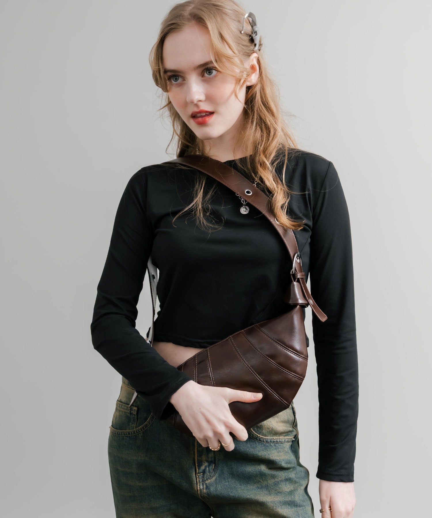 ロッキーモンロー Rocky Monroe ボディバッグ ショルダー クロワッサン型 無地 メンズ レディース ミニ サブ 肩掛け 斜め掛け 鞄 PUレザー 合成皮革 軽量 旅行 フェス 15510 (ブラック) ブラック