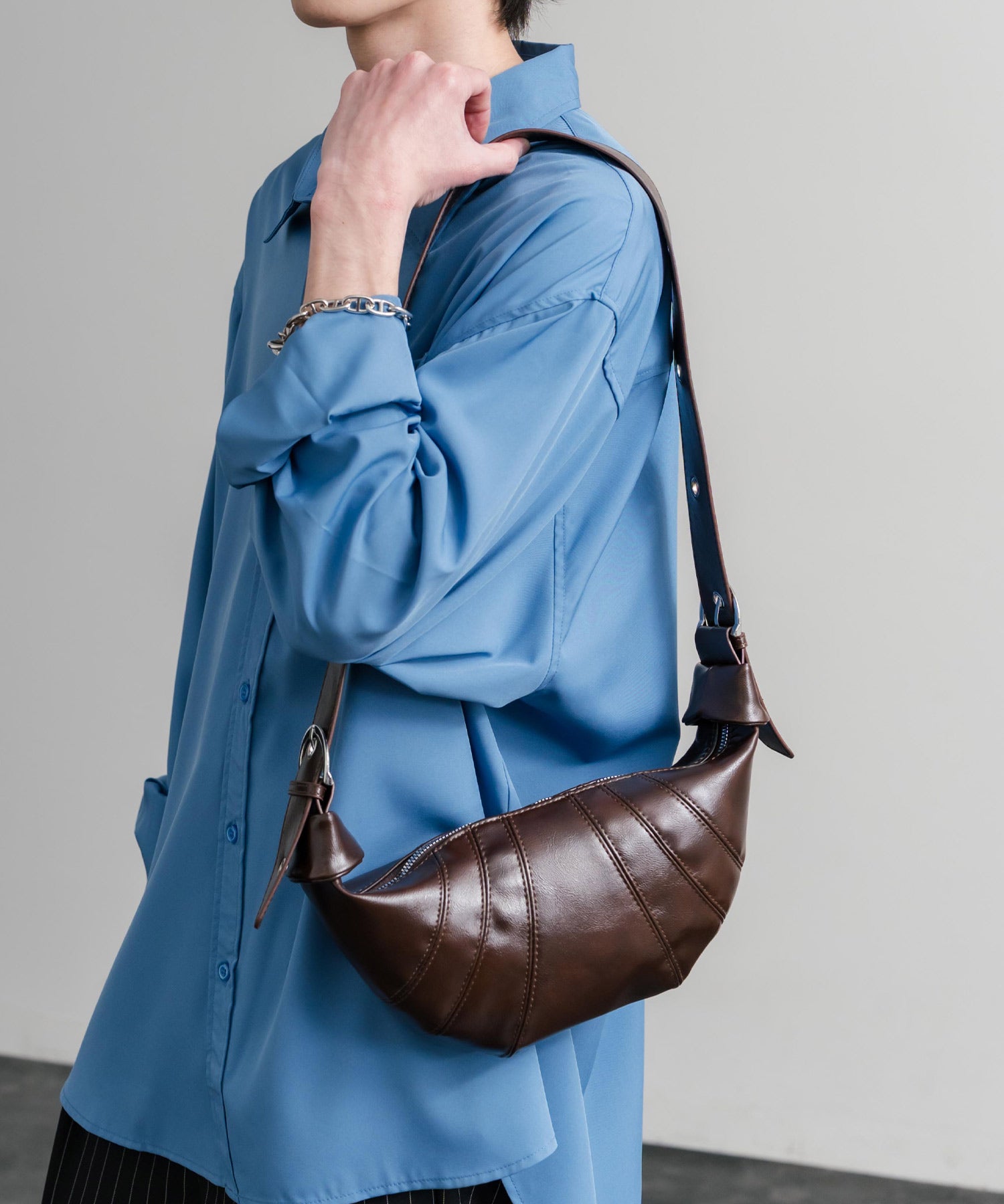 ロッキーモンロー Rocky Monroe ボディバッグ ショルダー クロワッサン型 無地 メンズ レディース ミニ サブ 肩掛け 斜め掛け 鞄 PUレザー 合成皮革 軽量 旅行 フェス 15510 (ブラック) ブラック