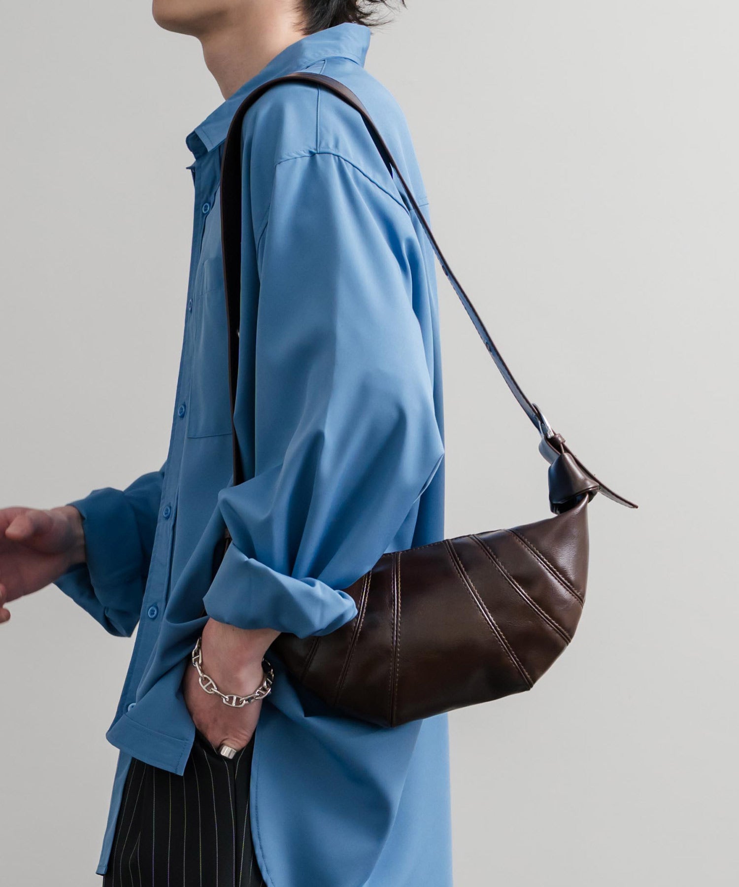 ロッキーモンロー Rocky Monroe ボディバッグ ショルダー クロワッサン型 無地 メンズ レディース ミニ サブ 肩掛け 斜め掛け 鞄 PUレザー 合成皮革 軽量 旅行 フェス 15510 (ブラック) ブラック