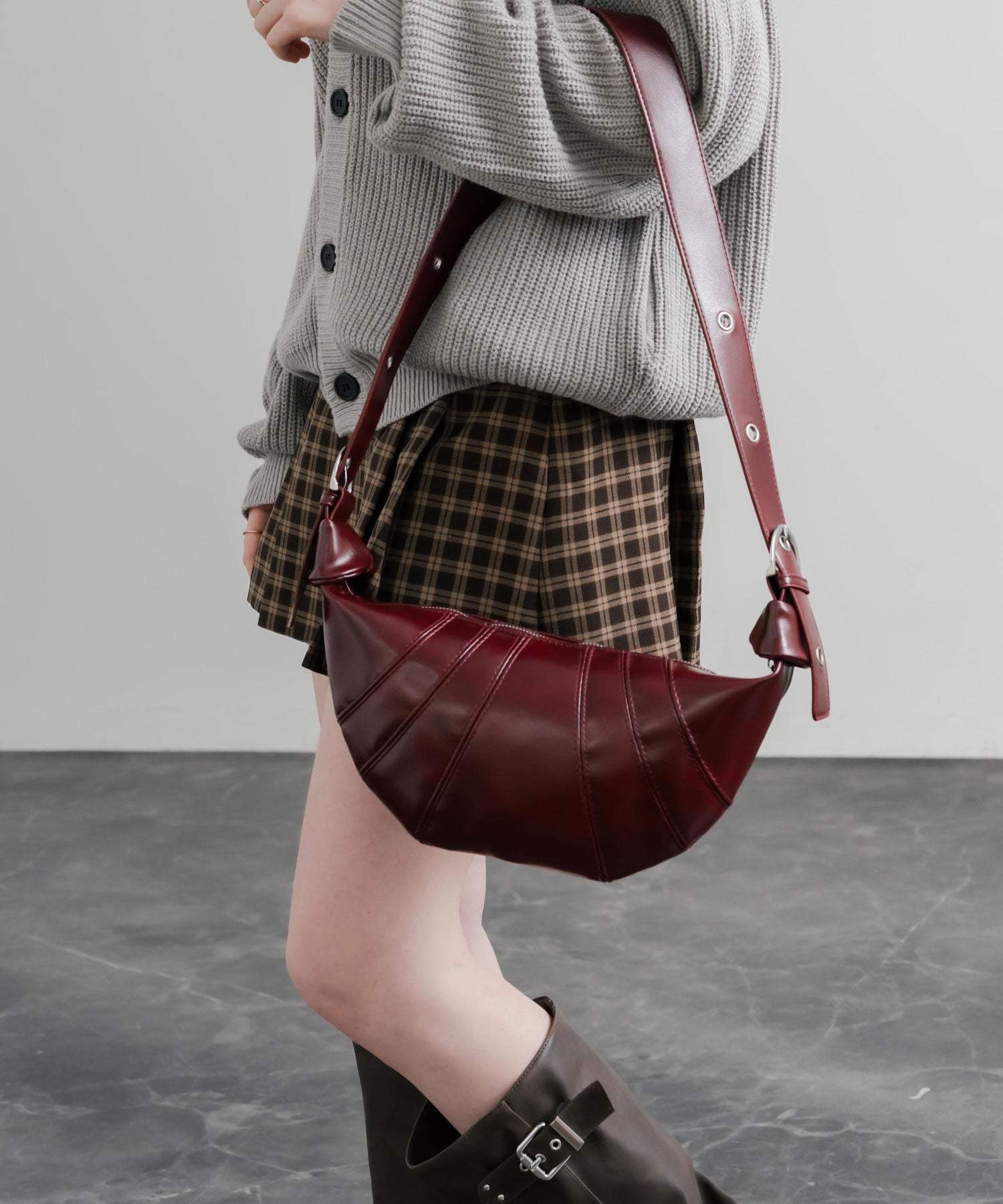 ロッキーモンロー Rocky Monroe ボディバッグ ショルダー クロワッサン型 無地 メンズ レディース ミニ サブ 肩掛け 斜め掛け 鞄 PUレザー 合成皮革 軽量 旅行 フェス 15510 (ブラック) ブラック