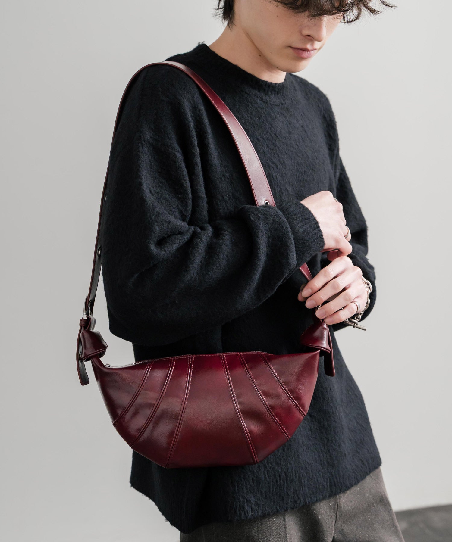 ロッキーモンロー Rocky Monroe ボディバッグ ショルダー クロワッサン型 無地 メンズ レディース ミニ サブ 肩掛け 斜め掛け 鞄 PUレザー 合成皮革 軽量 旅行 フェス 15510 (ブラック) ブラック